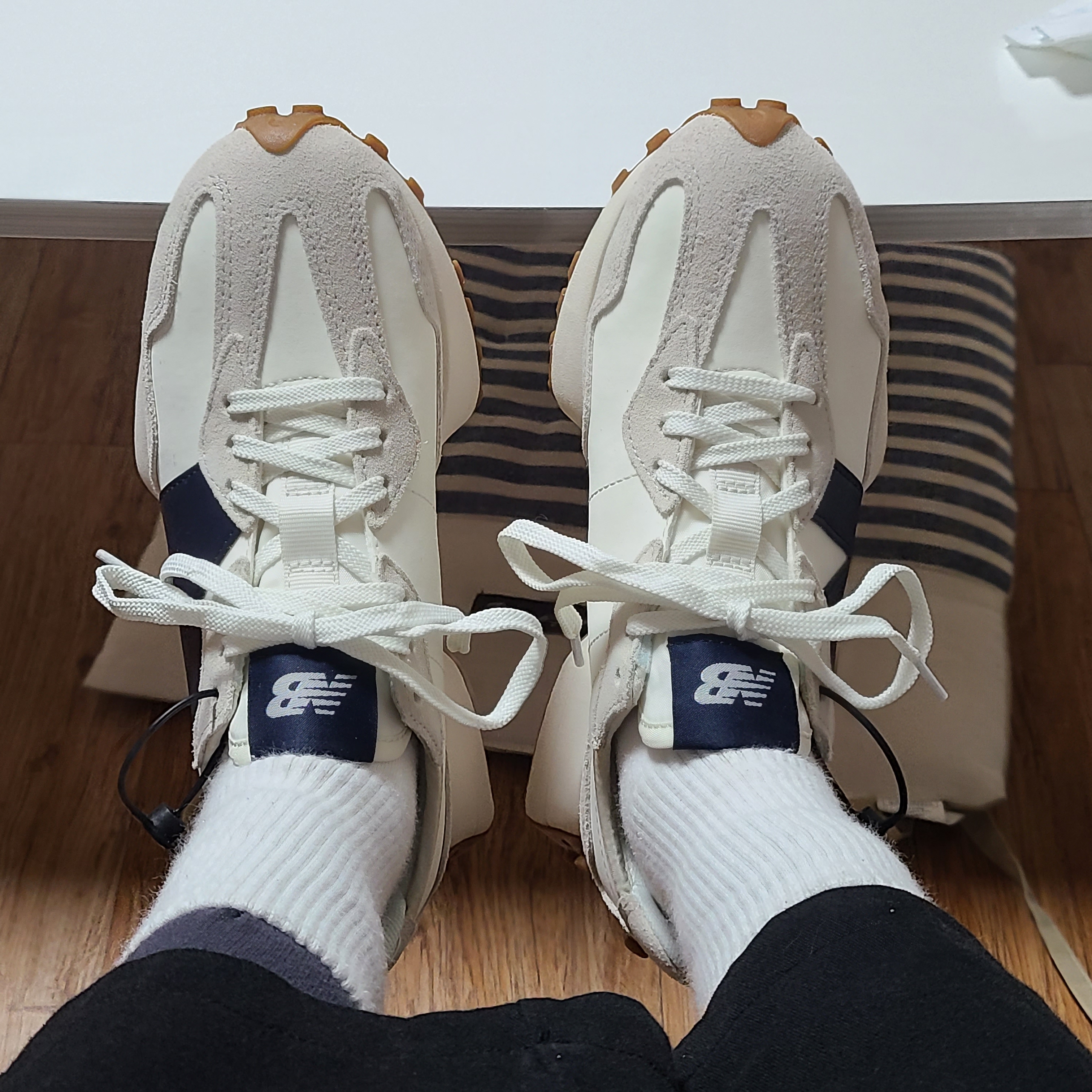 (W) New Balance 327 Beige Gum 착용 스타일 - 2