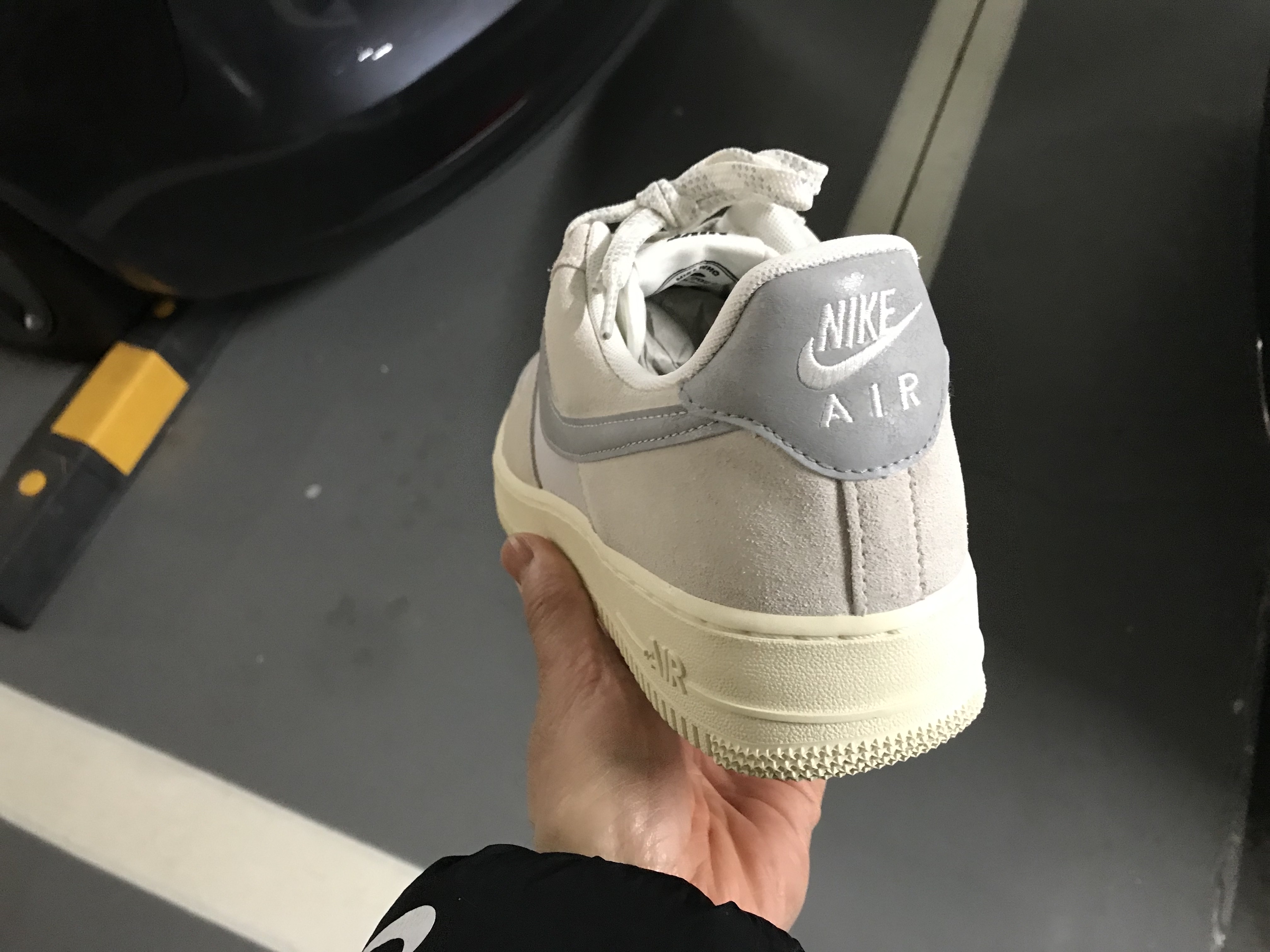 Nike Air Force 1 '07 LV8 Photon Dust and Sail 착용 스타일 - 2