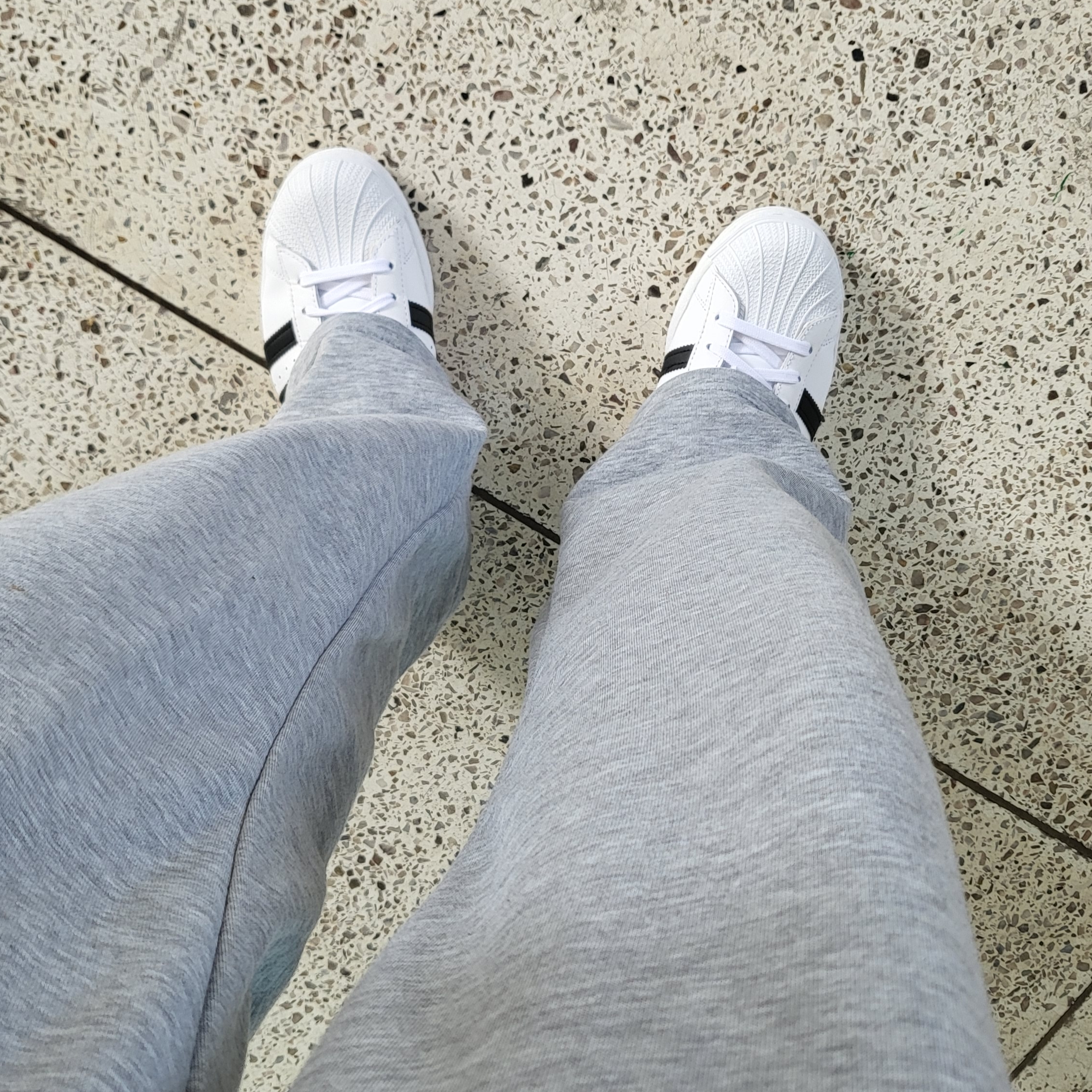 Adidas Superstar White Black 착용 스타일 - 1