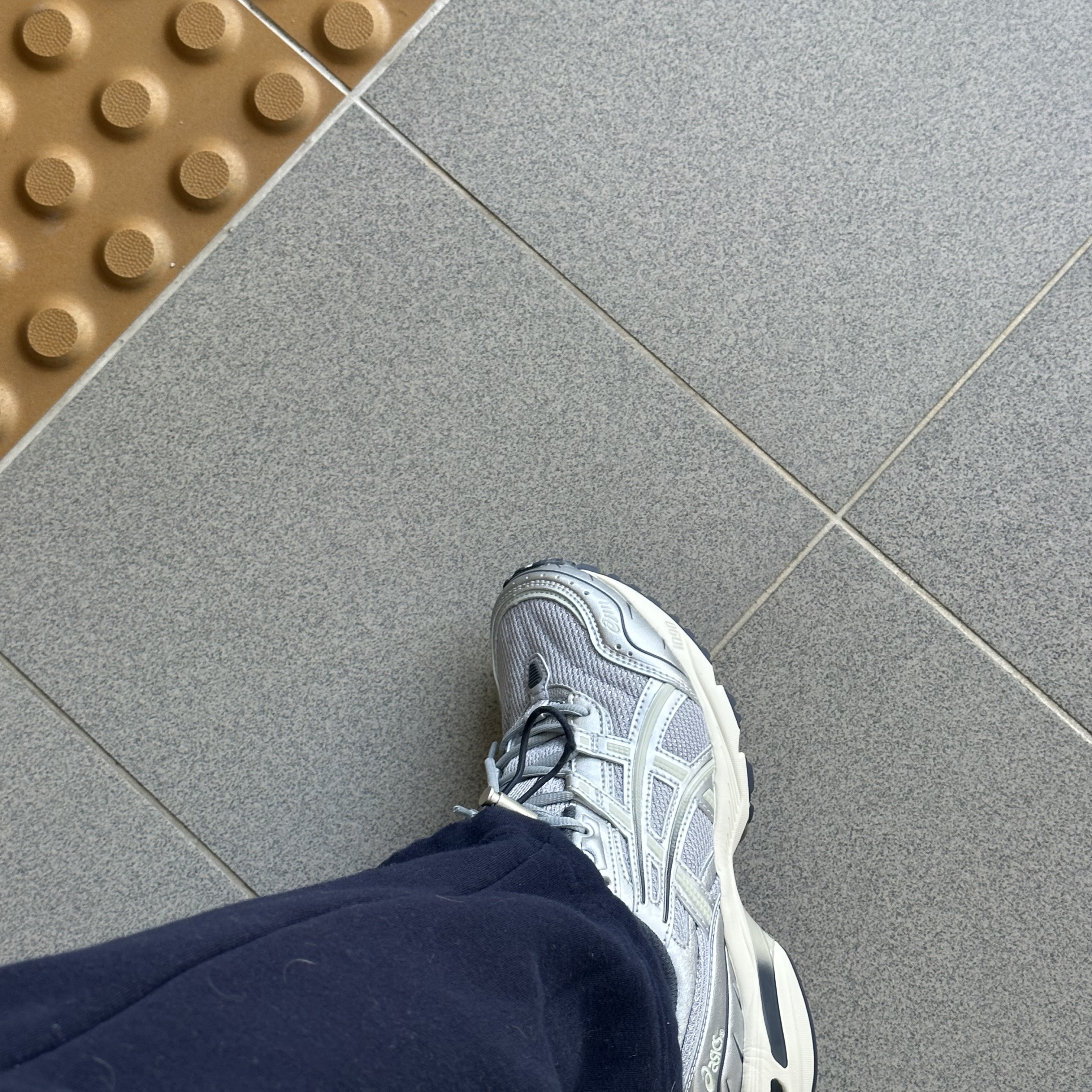 Asics Gel-1090 Piedmont Grey 착용 스타일 - 2
