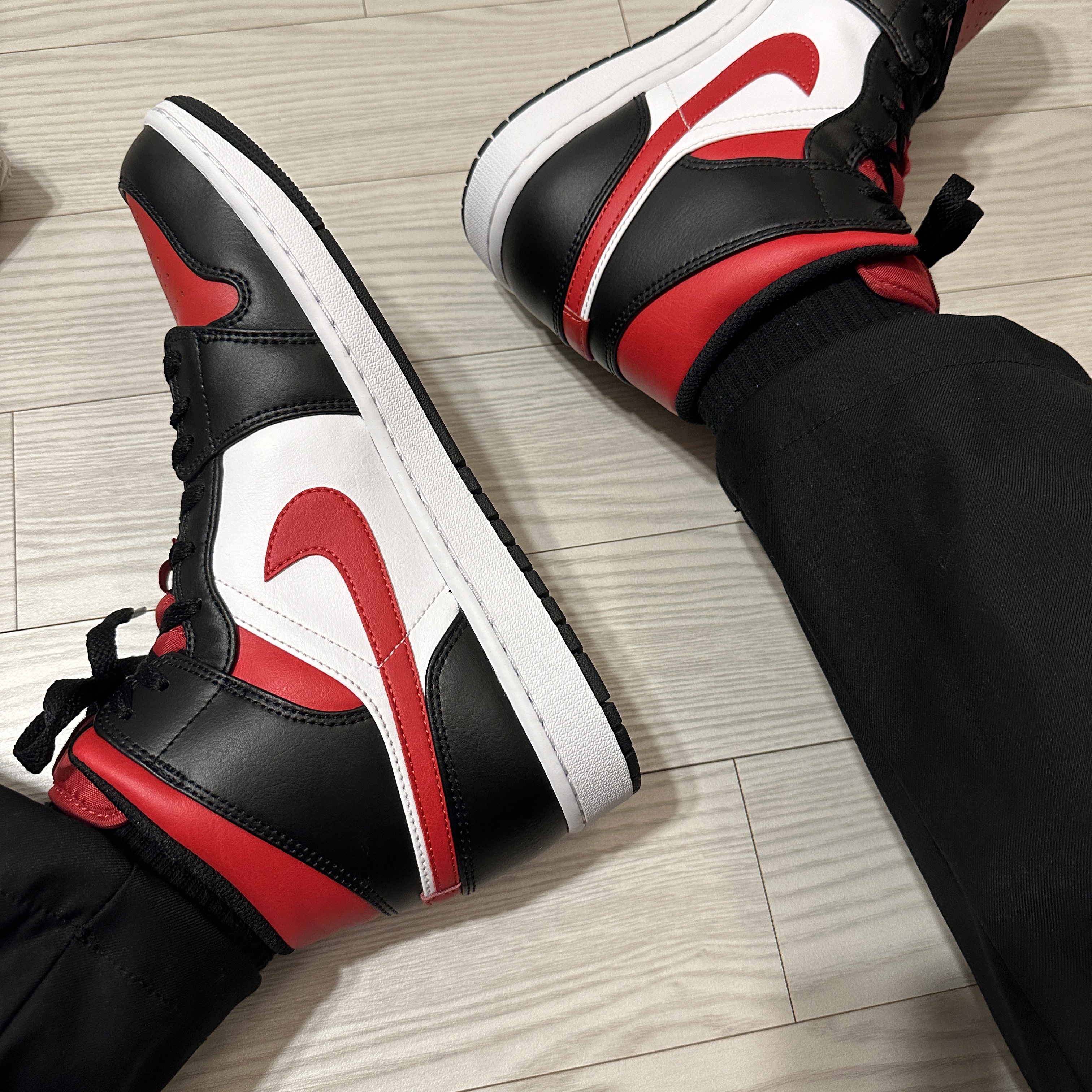 Jordan 1 Mid Black Fire Red 착용 스타일