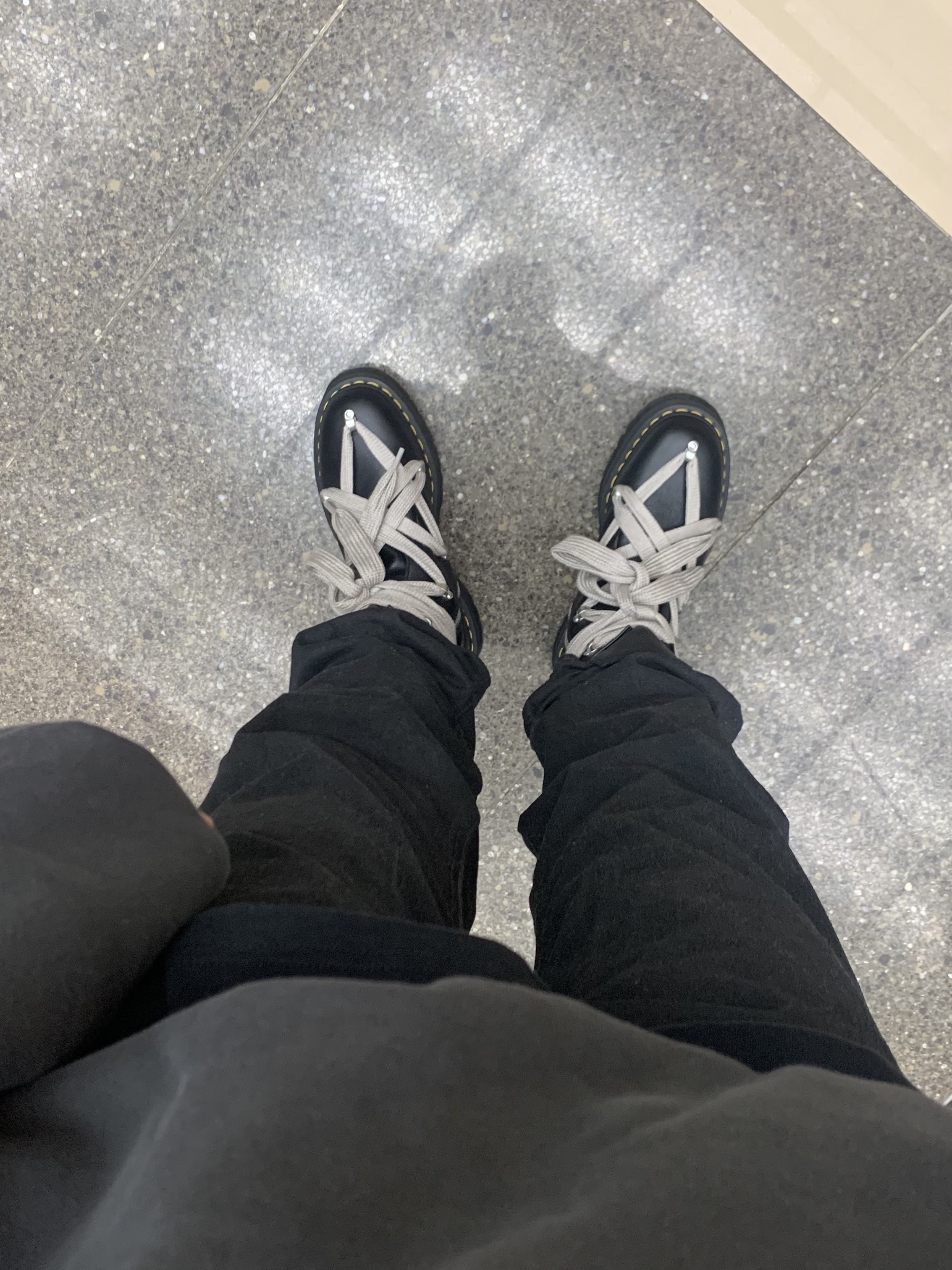 Dr. Martens x Rick Owens 1460 RO Leather Lace Up Platform Boots Black Lunar, Yeezy Gap Engineered By Balenciaga Dove Hoodie Black 착용 스타일 - 1