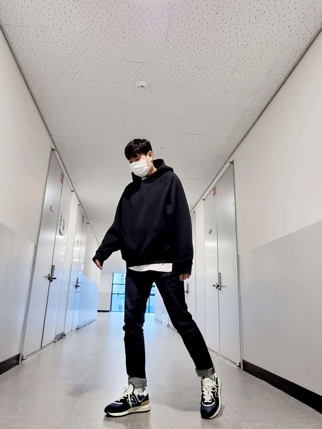 New Balance 574 Legacy Navy, Essentials Pull-Over Hoodie Black - 21SS 착용 스타일 - 1