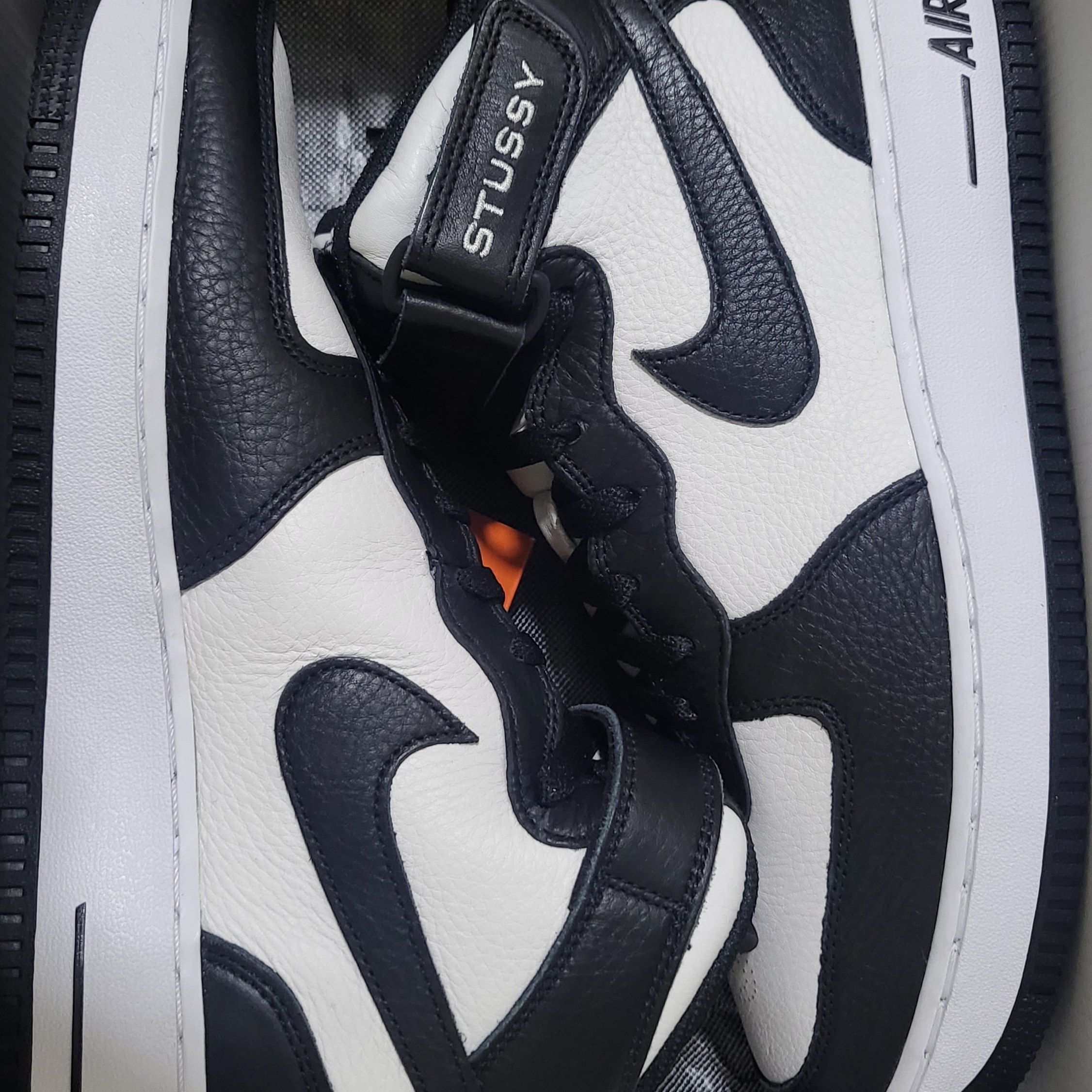Nike x Stussy Air Force 1 '07 Mid SP Black and Light Bone 착용 스타일