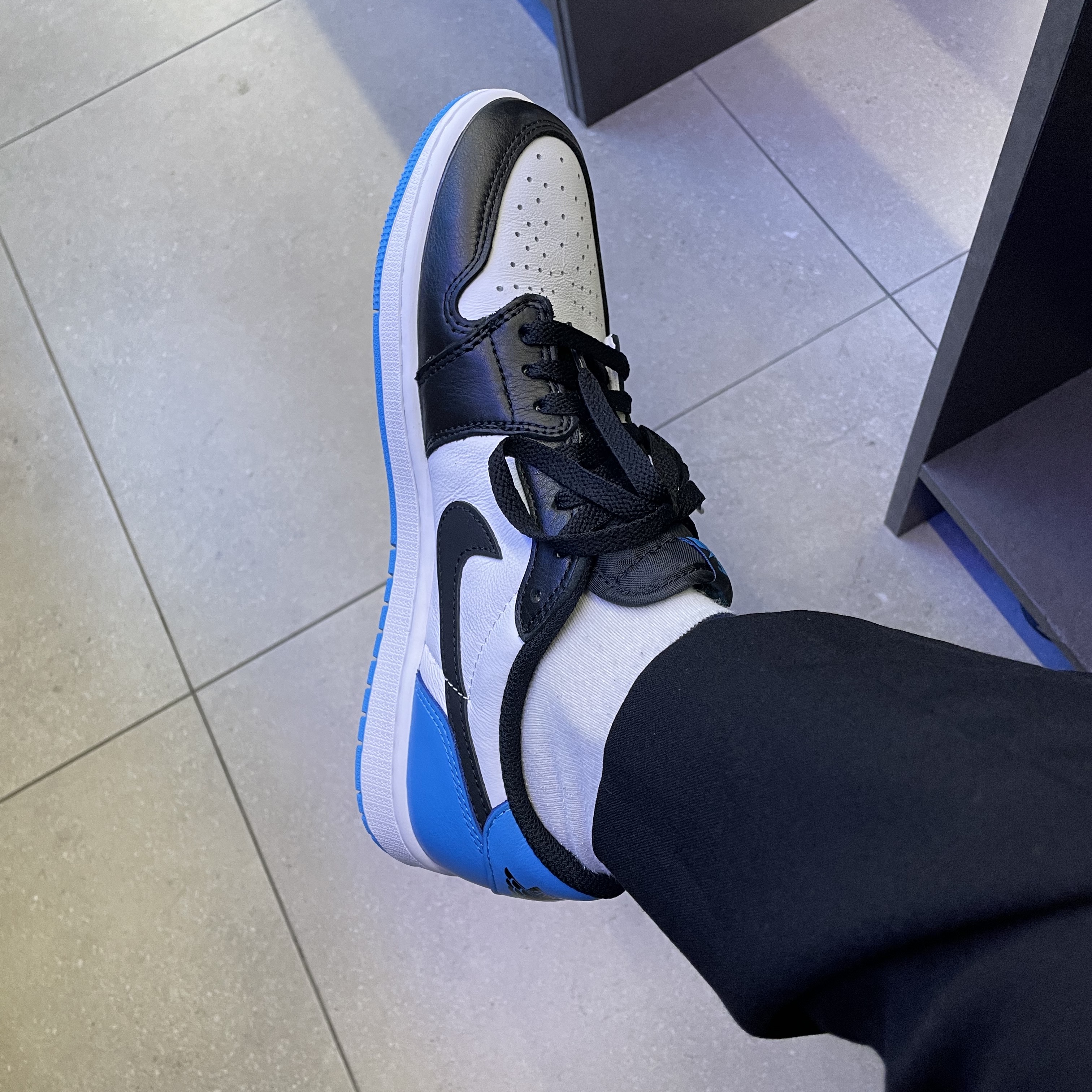 Jordan 1 Retro Low OG Black and Dark Powder Blue 착용 스타일