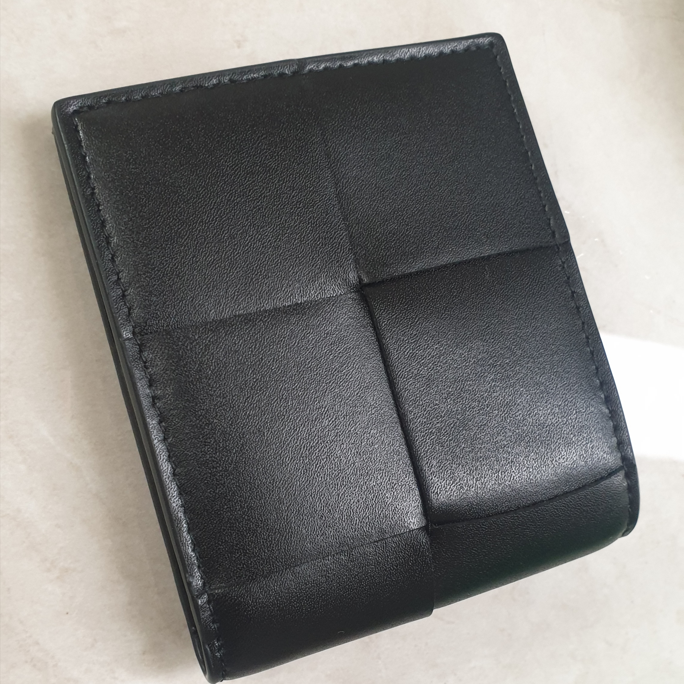 Bottega Veneta Bi-Fold Wallet Black 착용 스타일