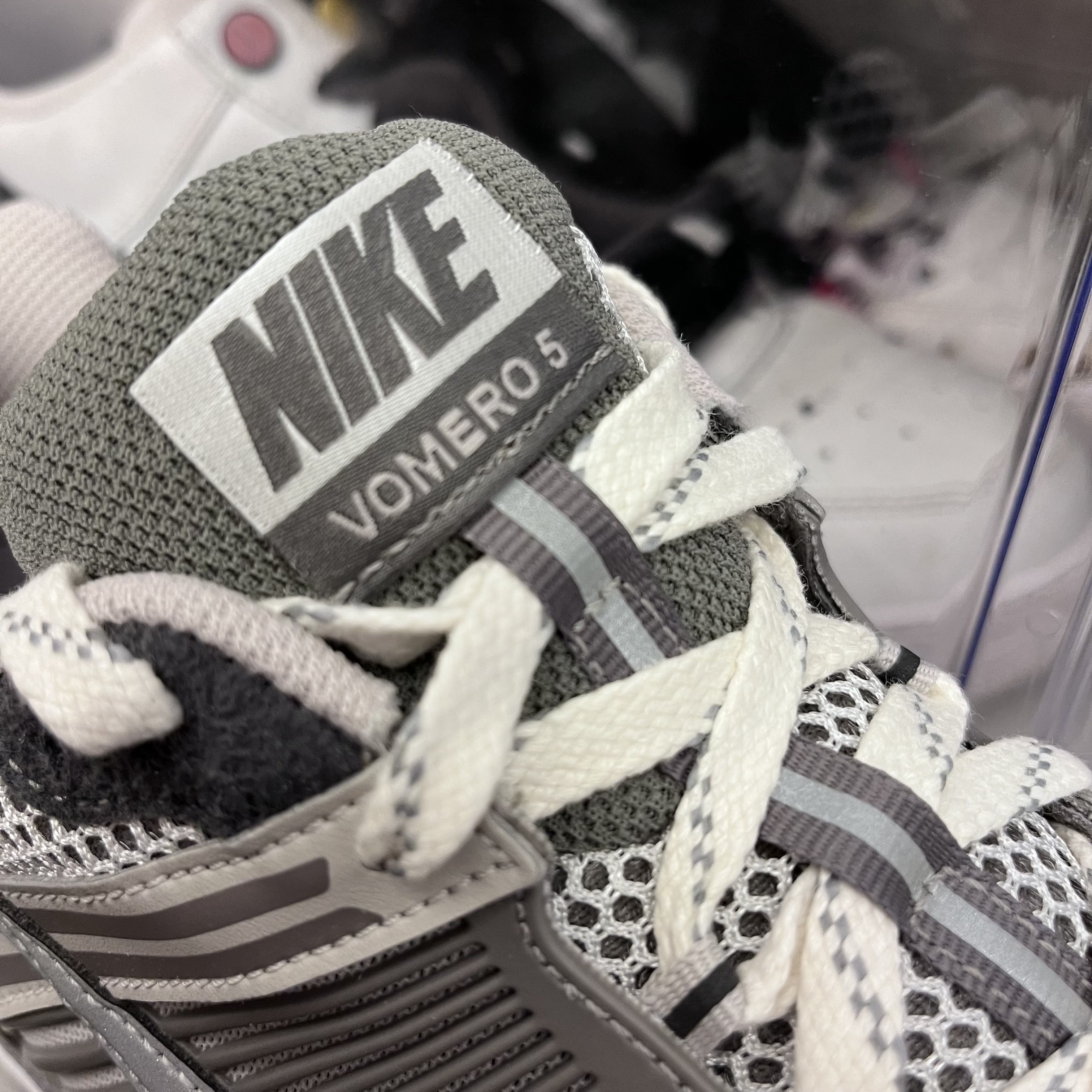 Nike Zoom Vomero 5 PRM Light Iron Ore and Flat Fewter 착용 스타일 - 1