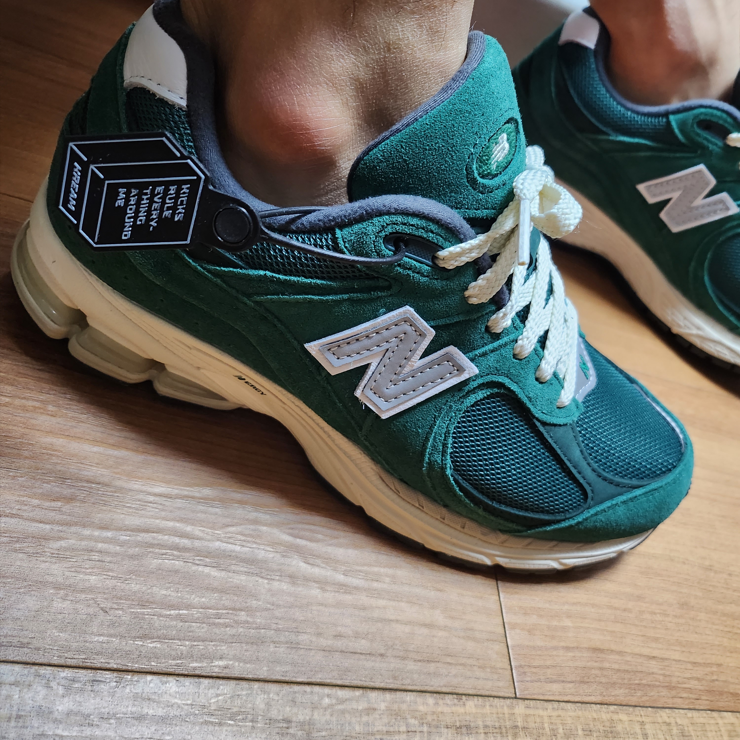New Balance 2002R Nightwatch Green 착용 스타일