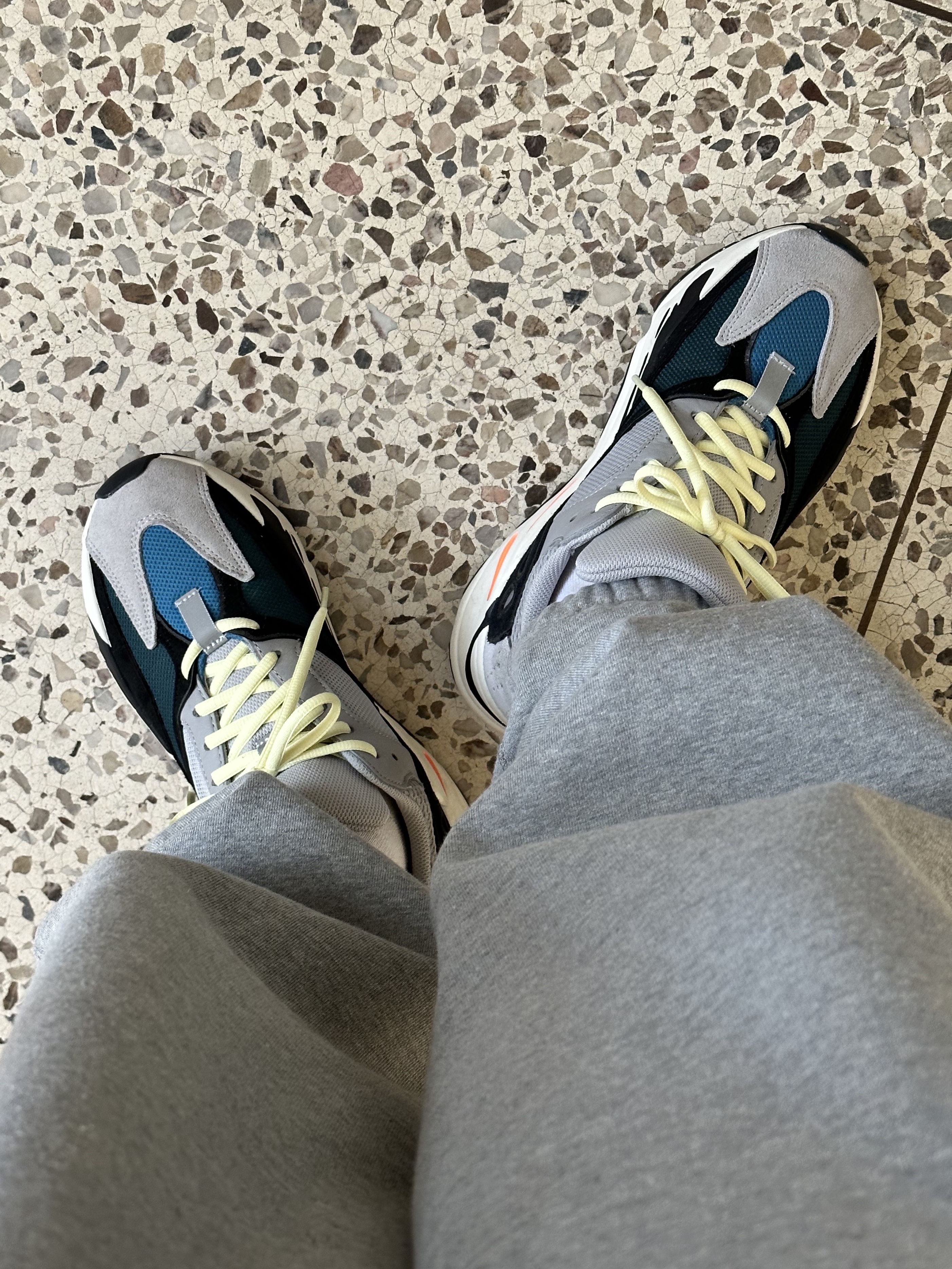 Adidas Yeezy Boost 700 Wave Runner Solid Grey 2021/2022 착용 스타일