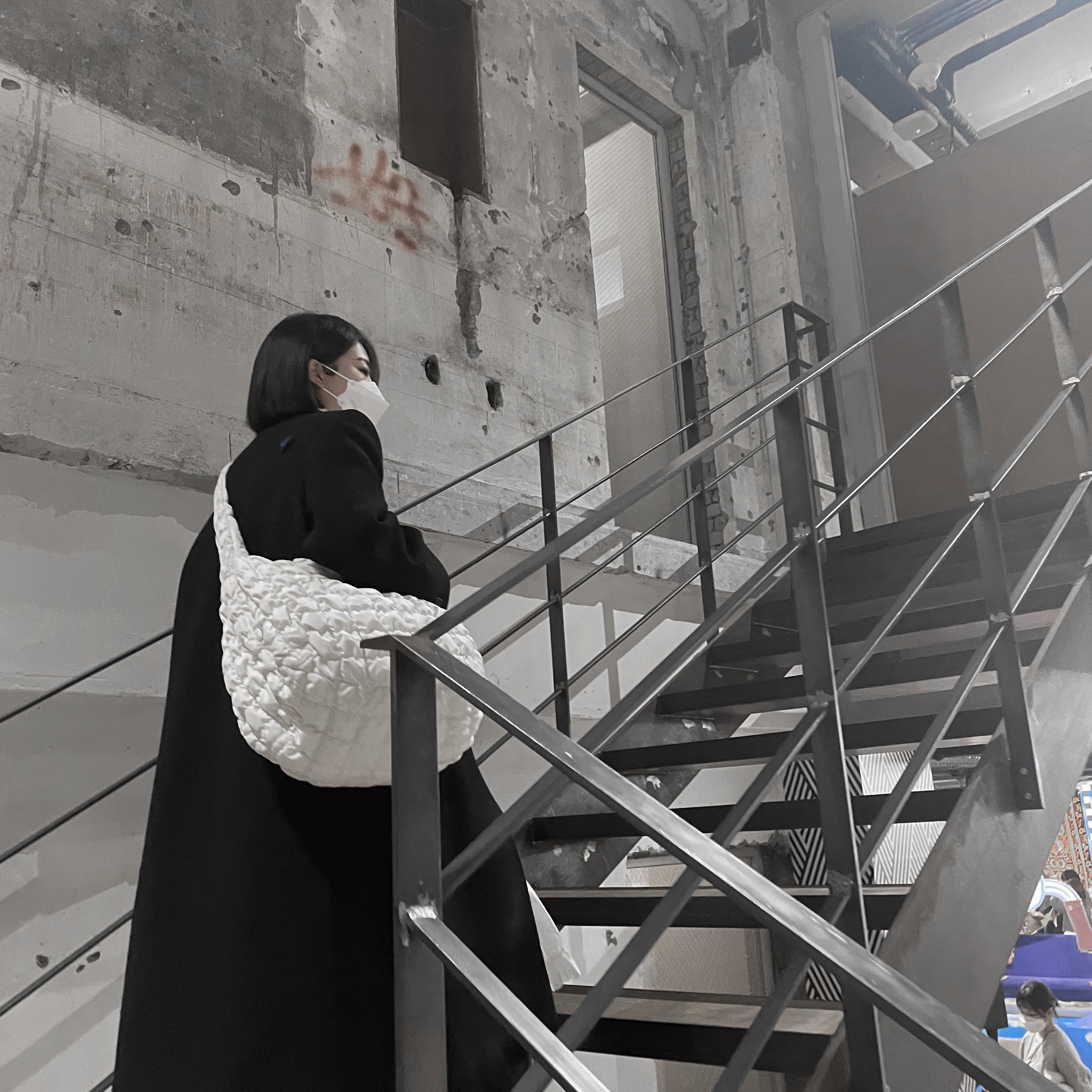 COS Quilted Oversized Shoulder Bag Off White Light Beige, Zara x Ader Error Oversized Wool Coat Black 착용 스타일 - 2