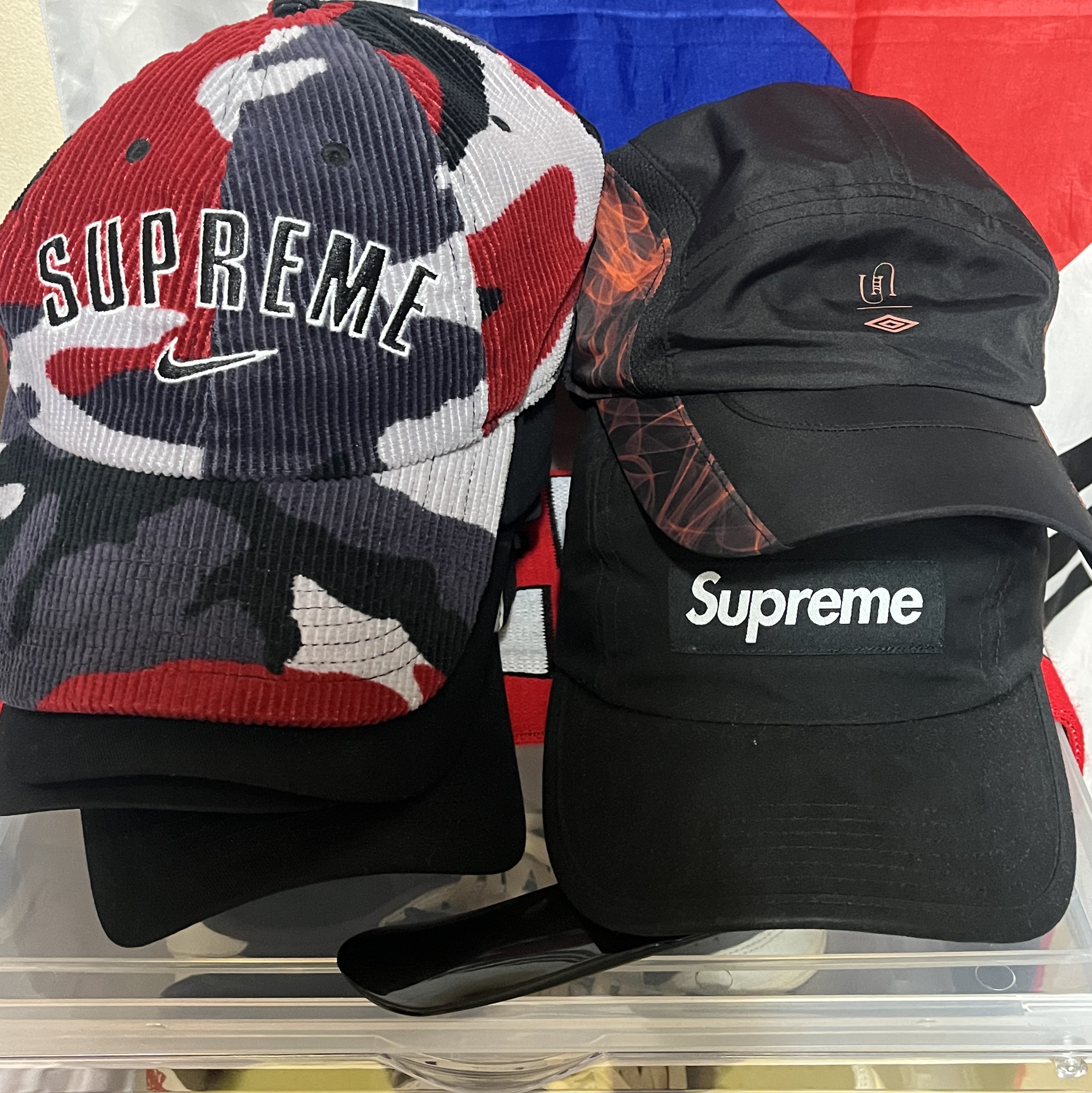 Supreme x Nike Arc Corduroy 6-Panel Red Camo - 22SS, Undermycar x Umbro Curved Cap Black 착용 스타일