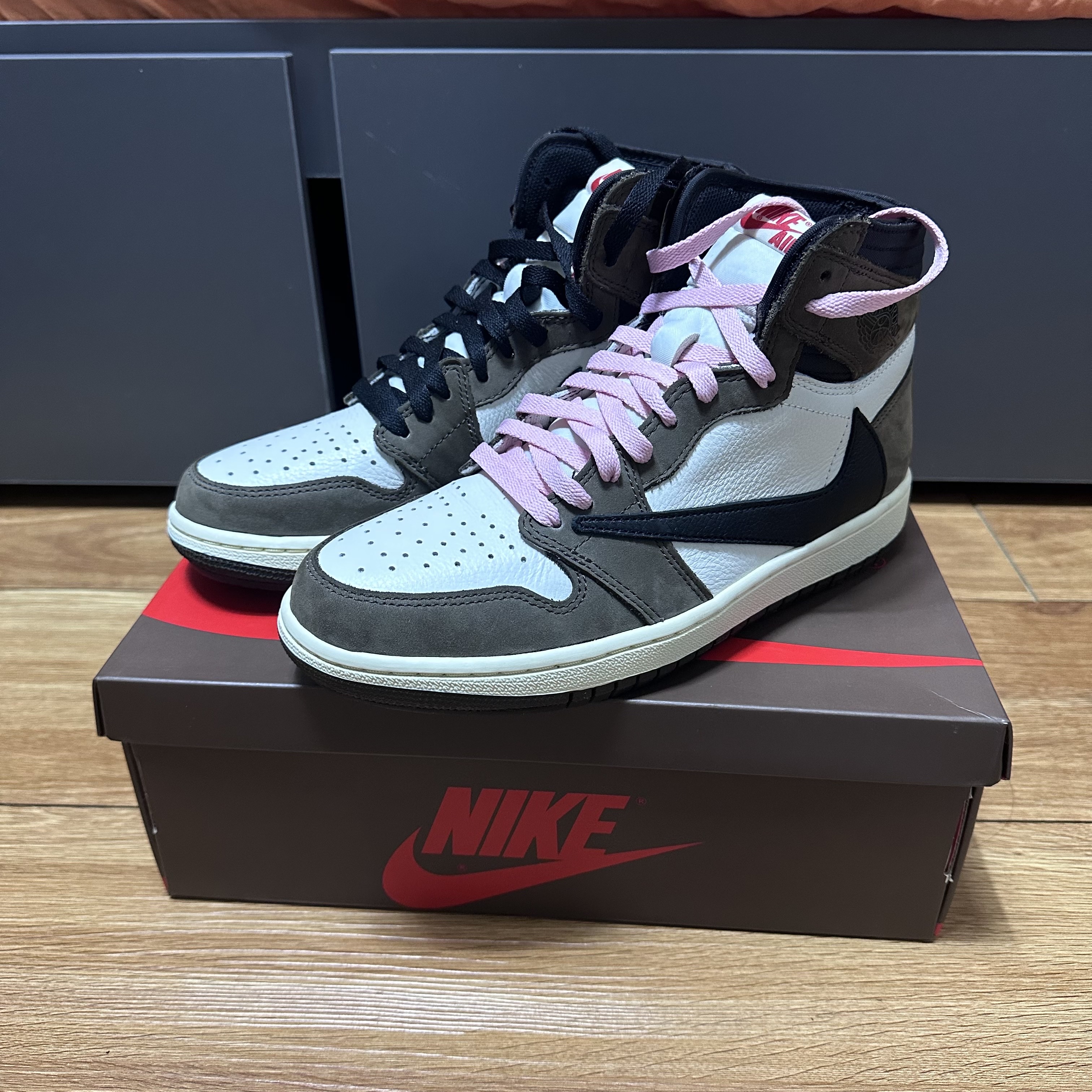Jordan 1 x Travis Scott Retro High OG SP Mocha 착용 스타일 - 2