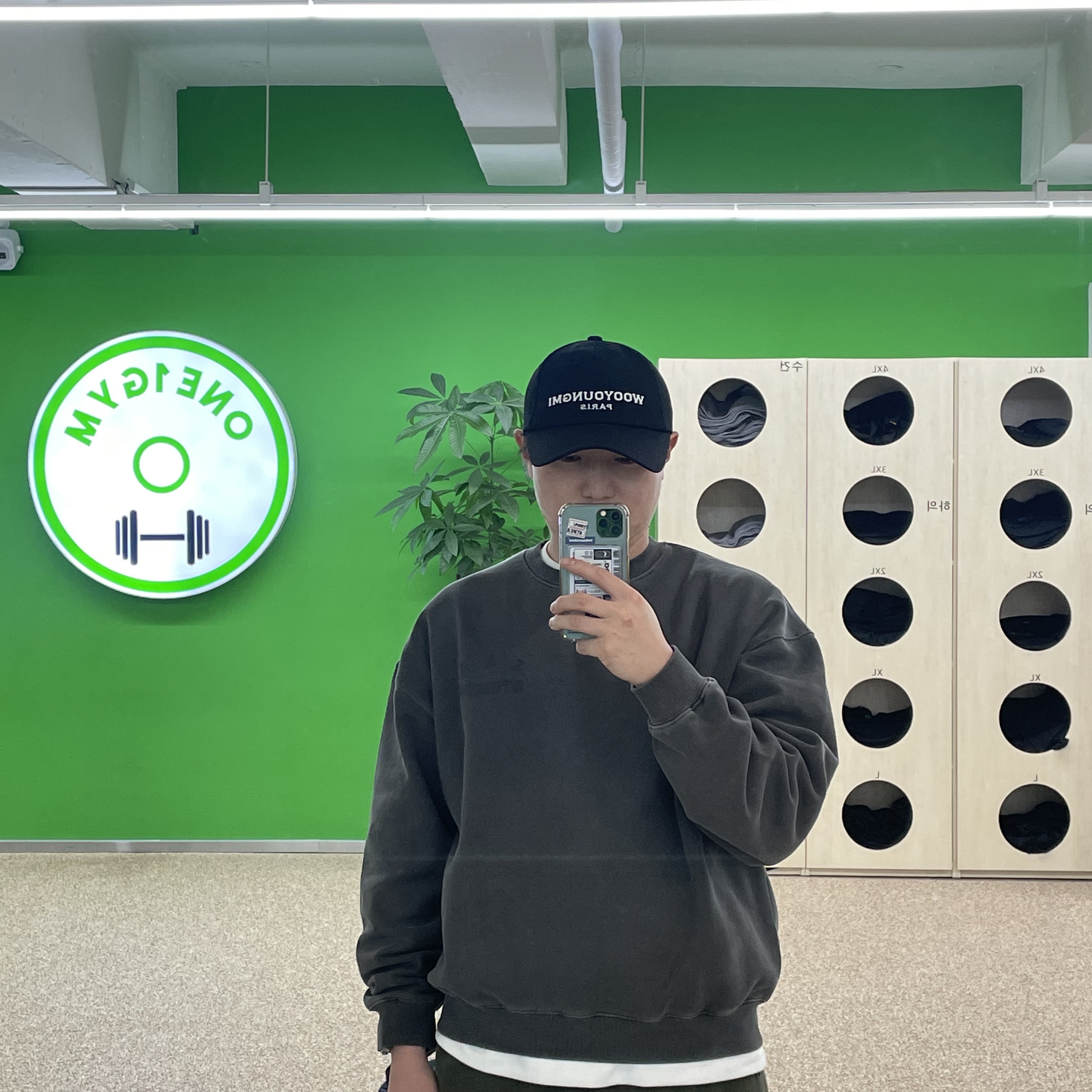 Wooyoungmi White Embroidered Logo Ball Cap Black 착용 스타일