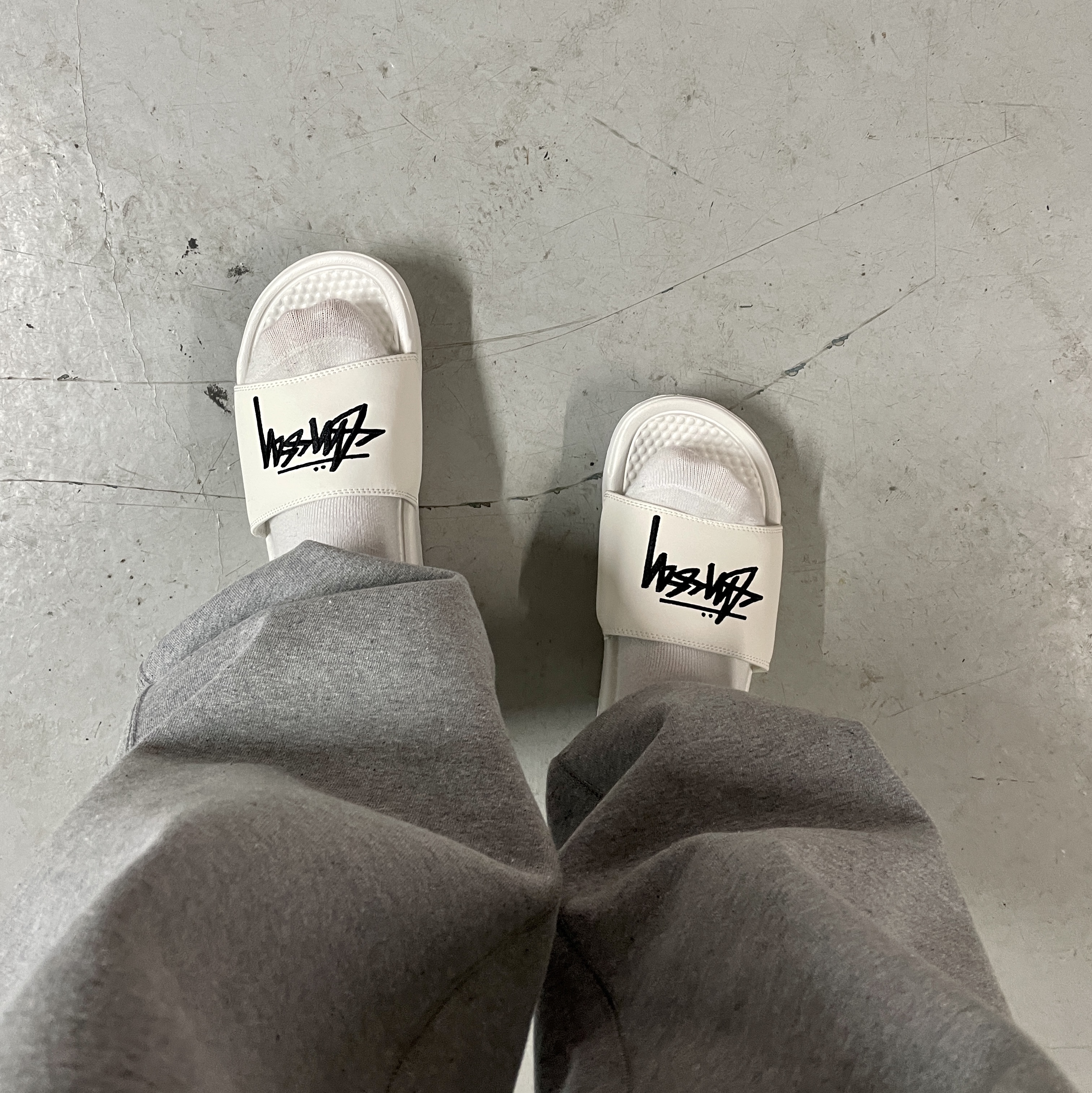 Nike x Stussy Benassi Slide Sail 착용 스타일