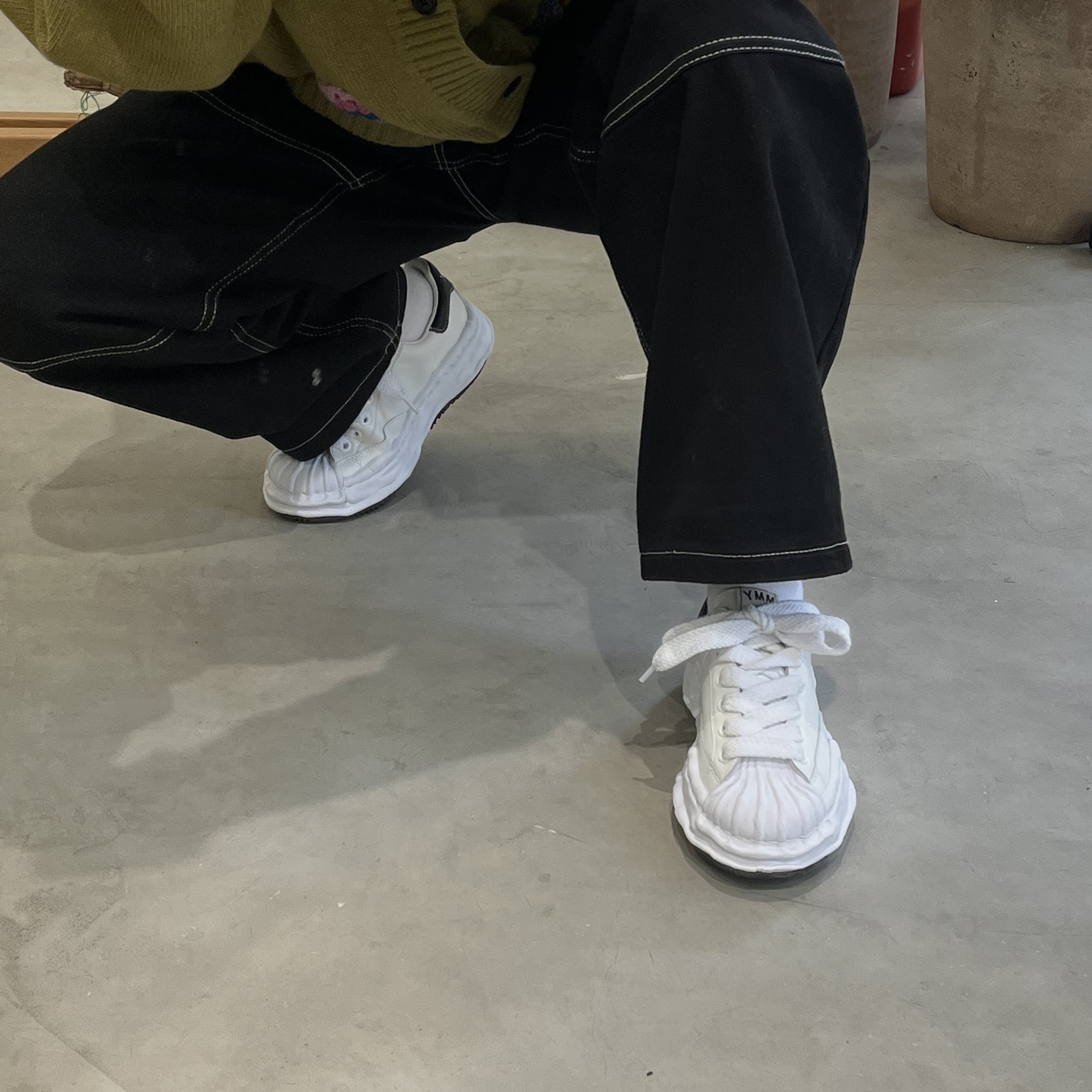 Maison Mihara Yasuhiro Blakey OG Sole Canvas Low-top Sneakers White 착용 스타일 - 1