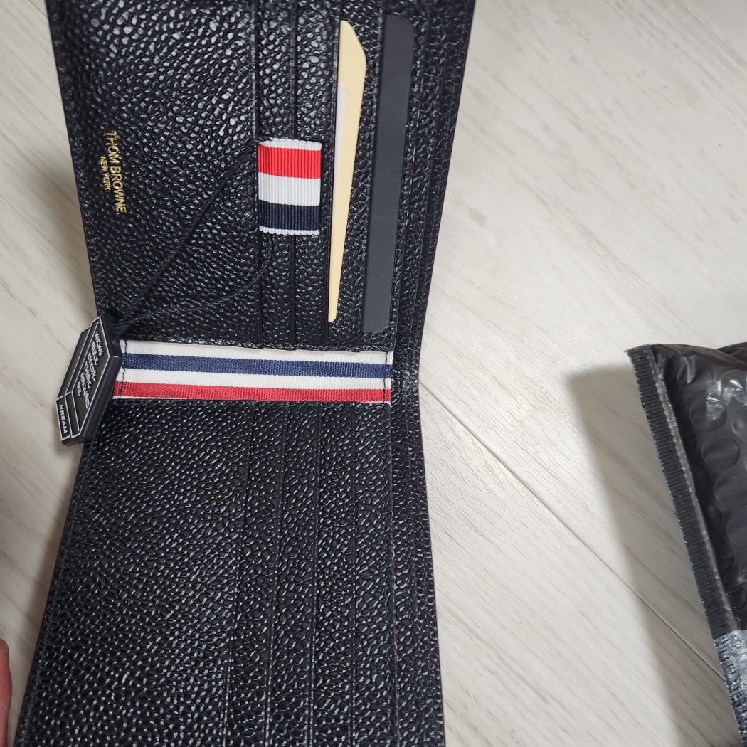 Thom Browne Pebble Grain Bill Fold Wallet Black 착용 스타일