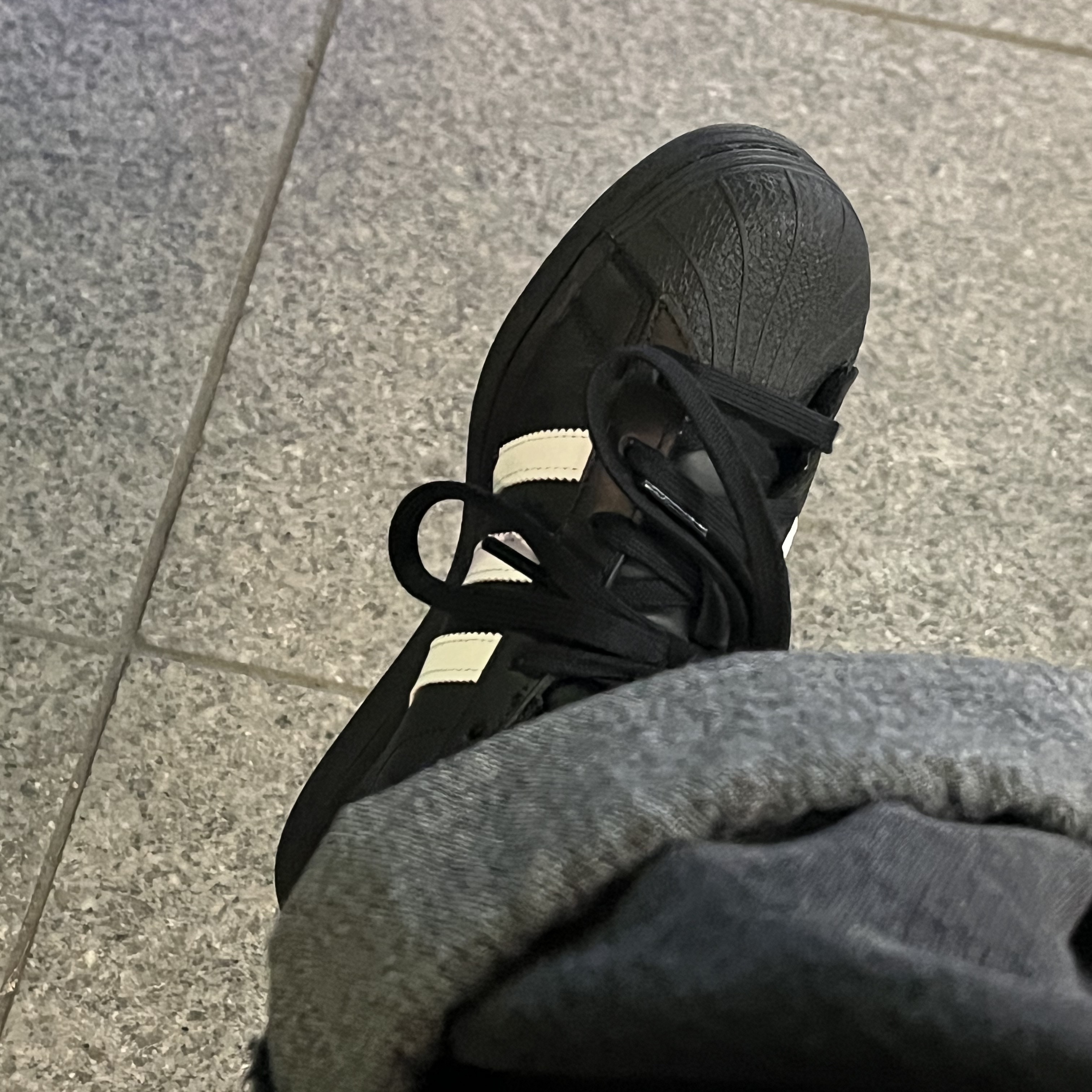 (J) Adidas Superstar Black White 착용 스타일