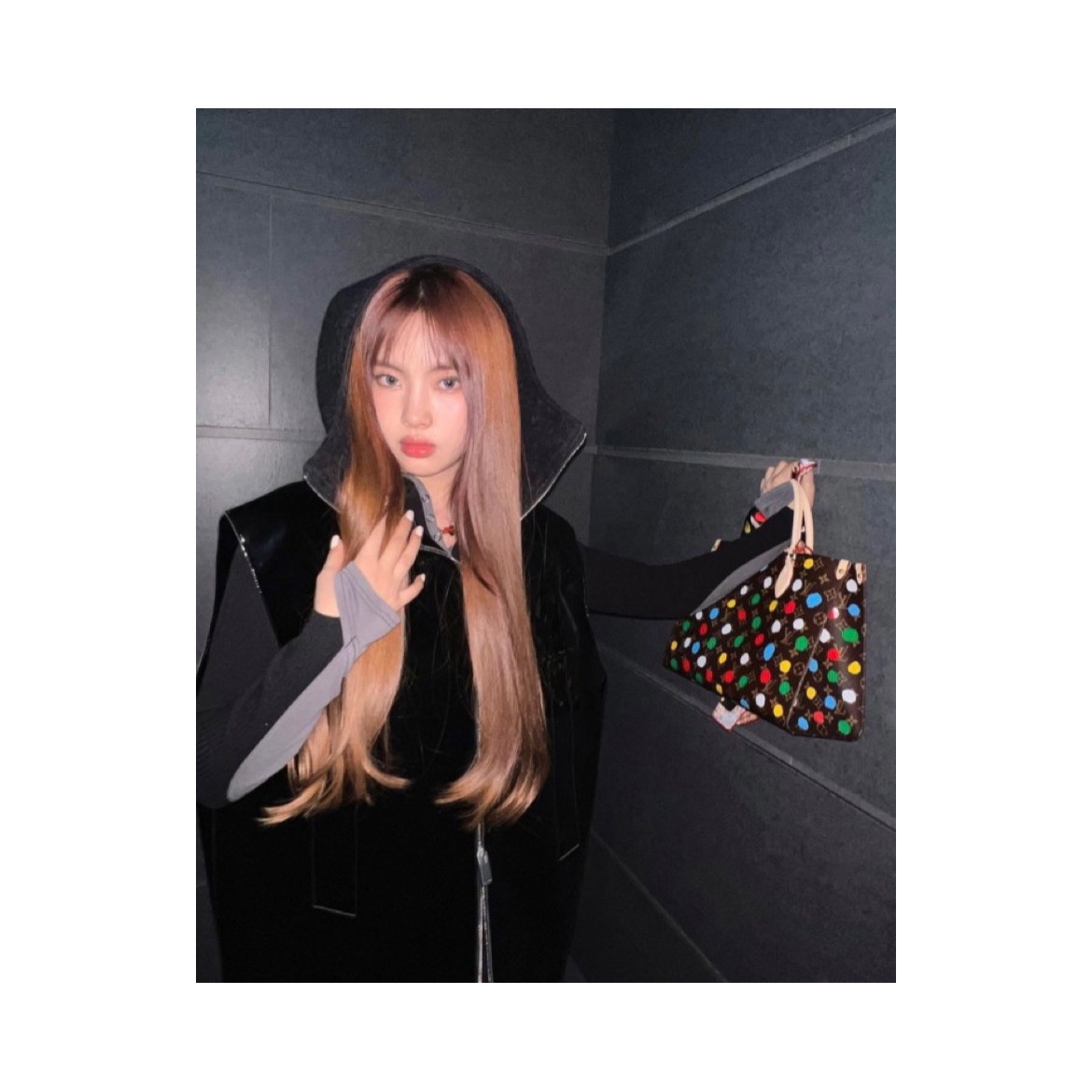 Louis Vuitton x YK Twist MM Red White, Louis Vuitton x YK Capucines MM Black 착용 스타일 - 4