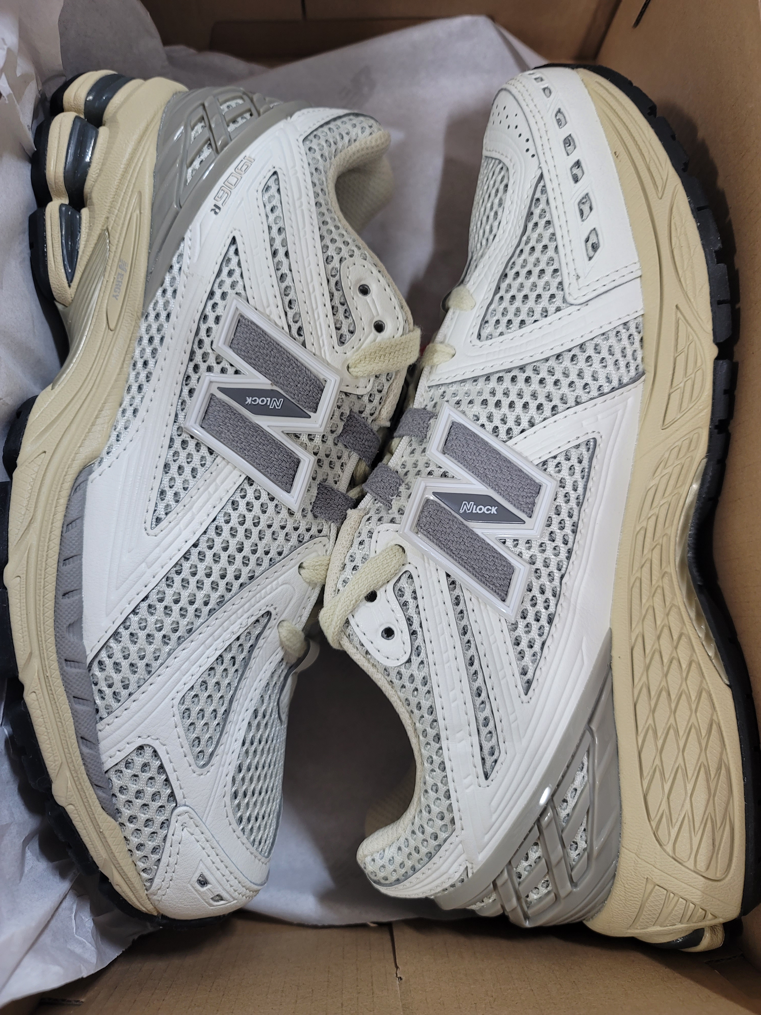 New Balance 1906R White Gray 착용 스타일