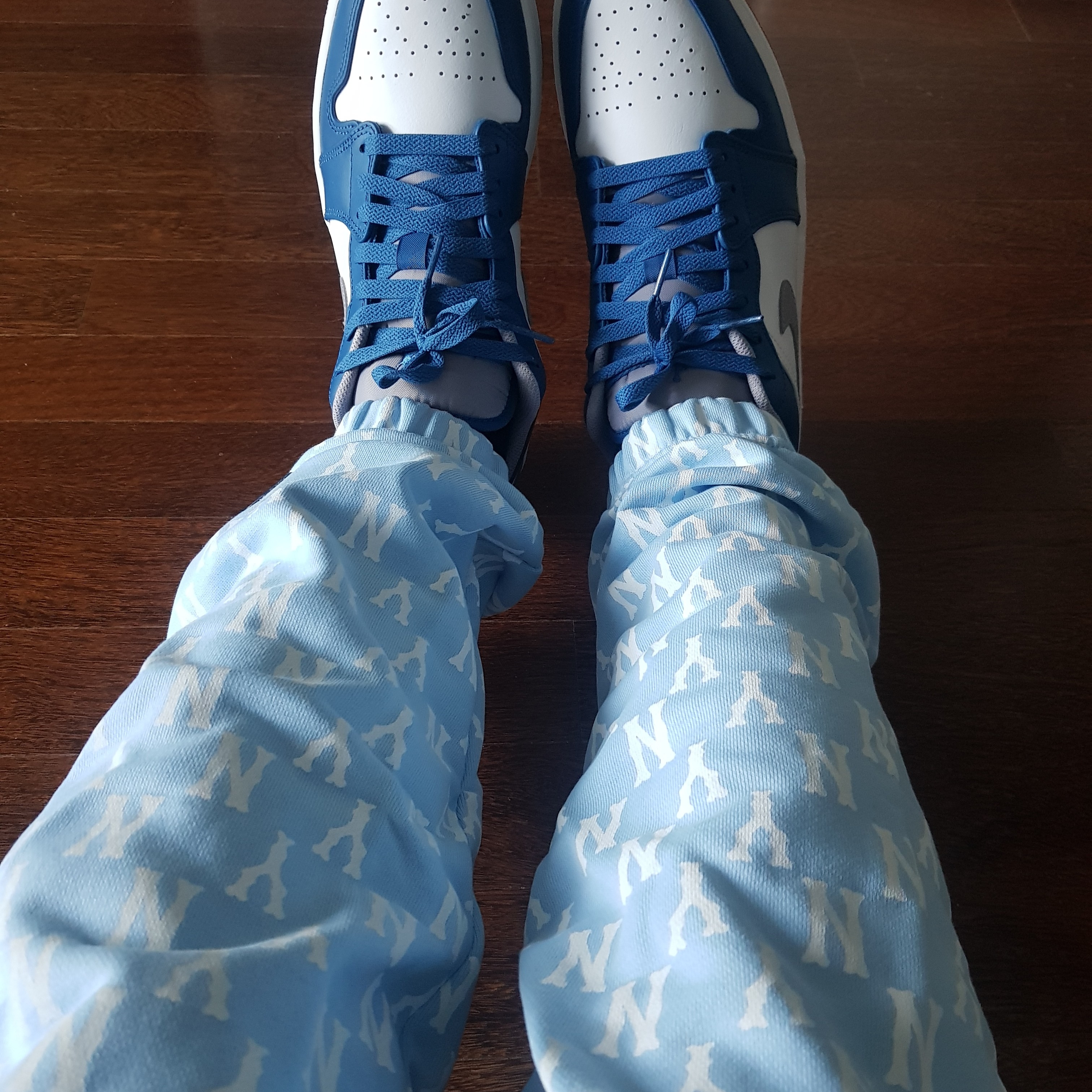 Jordan 1 Low True Blue Cement Grey 착용 스타일