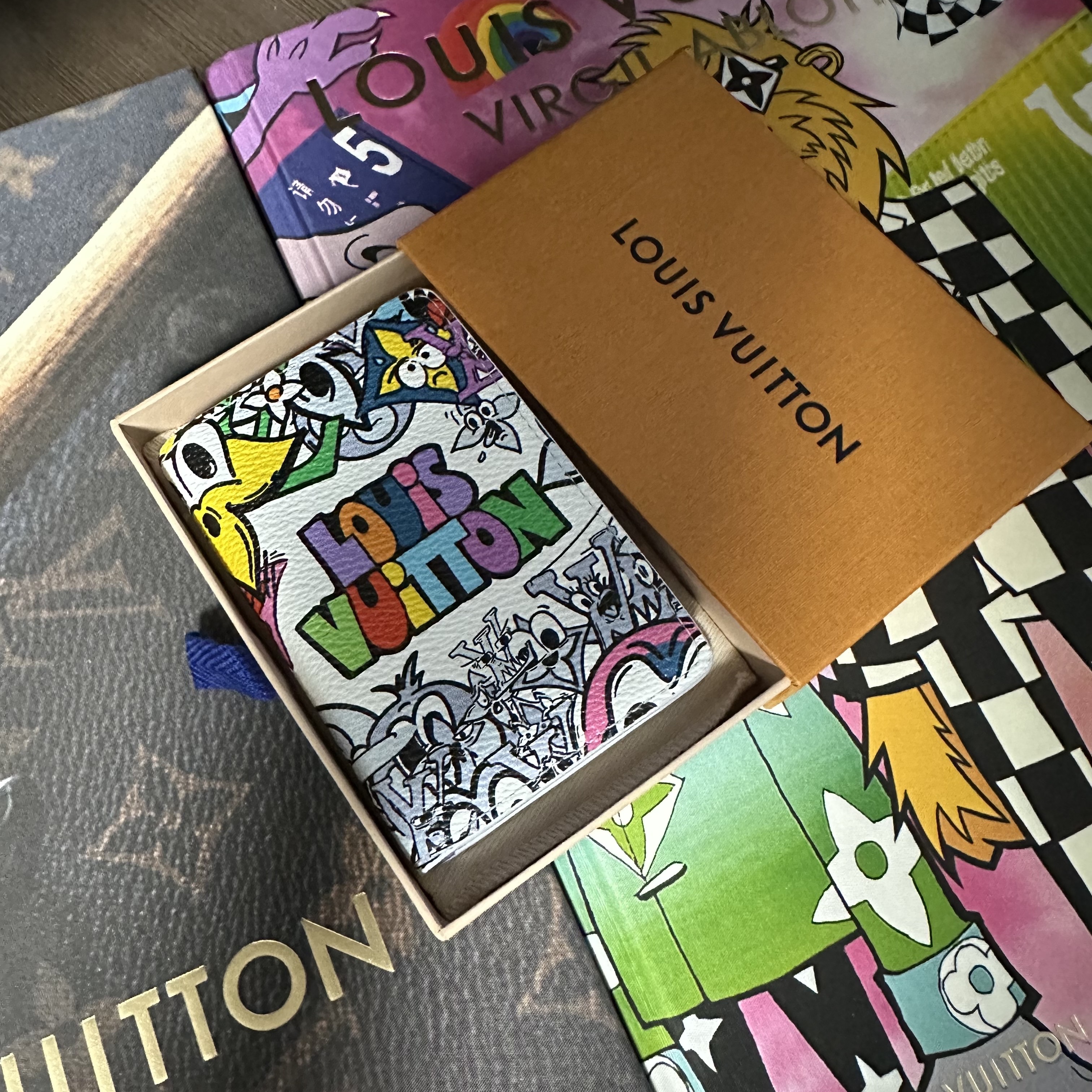 Louis Vuitton Pocket Organizer Monogram Comics Coated Canvas 착용 스타일