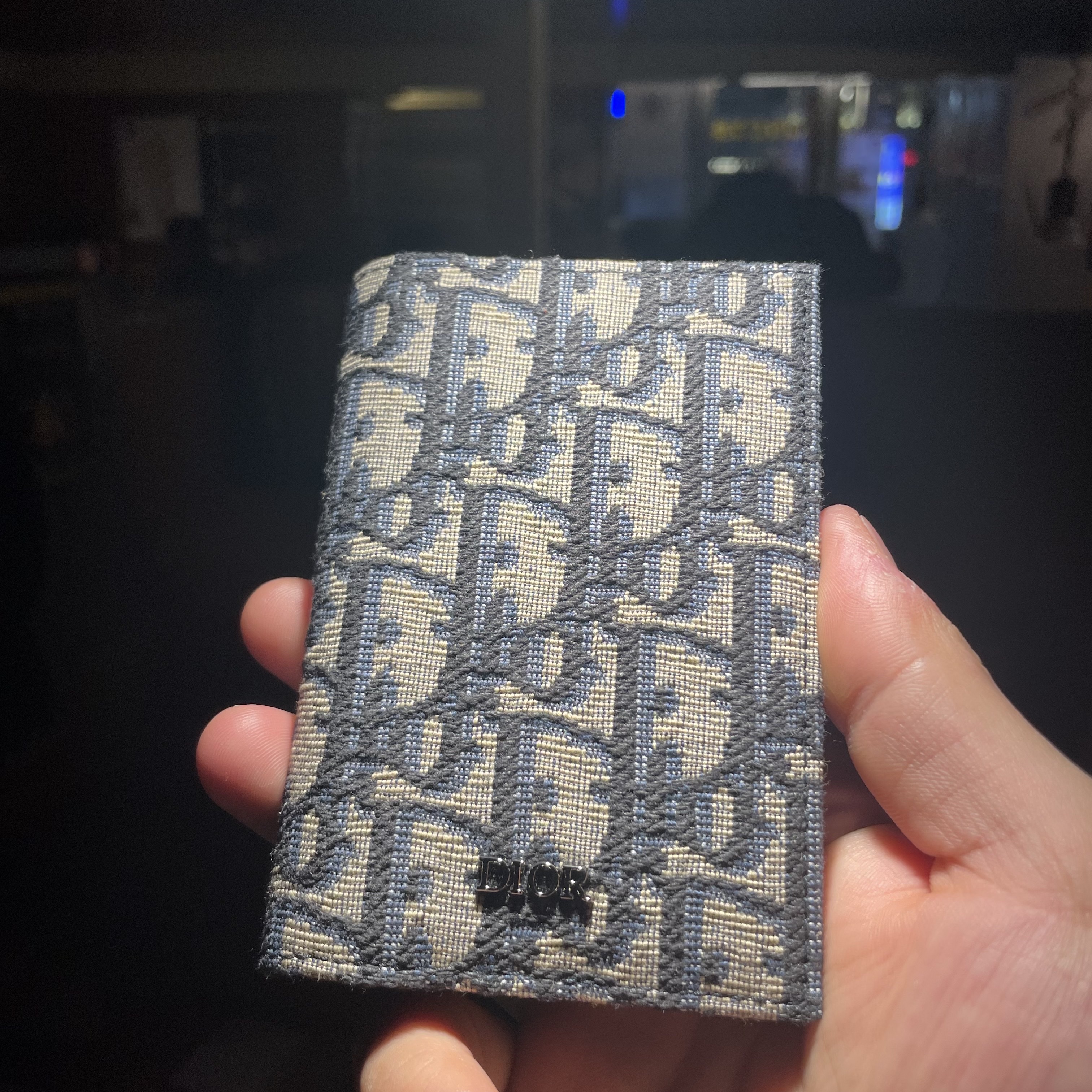 Dior Bi-Fold Card Holder Beige & Black Dior Oblique Jacquard 착용 스타일