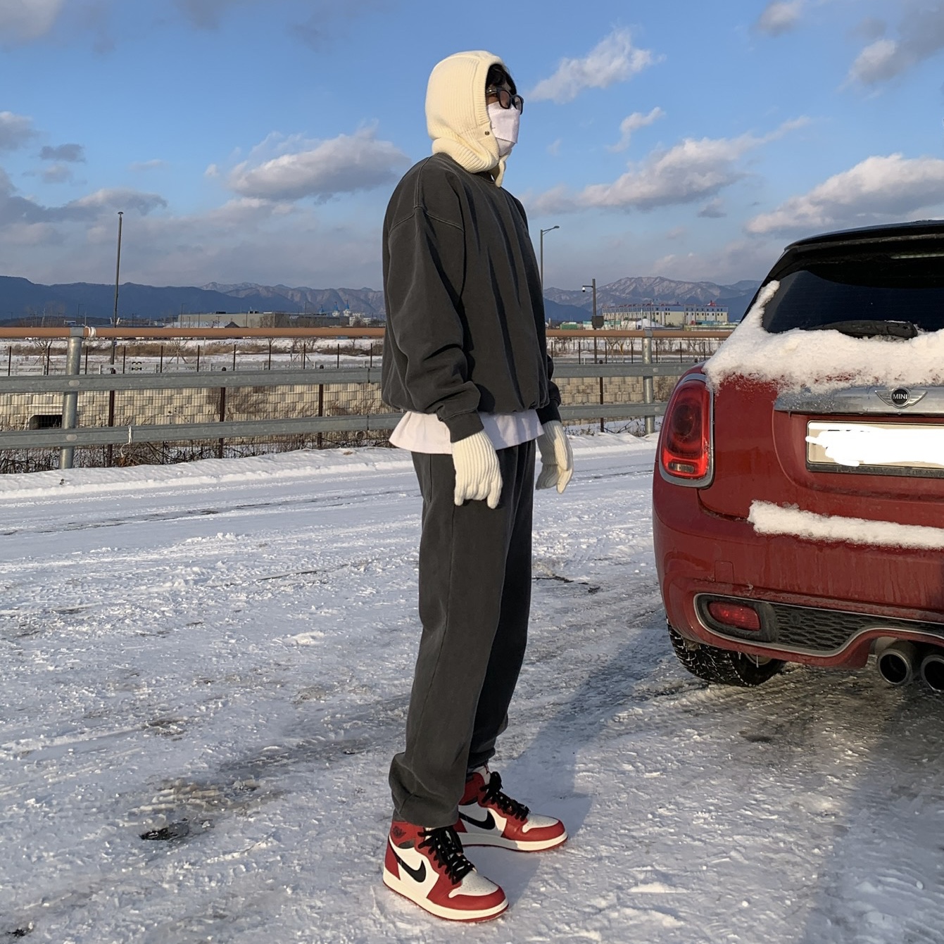 IAB Studio Pigment Hoodie & Sack Black, IAB Studio Pigment Sweatshirt & Mini Bag Black 착용 스타일 - 3