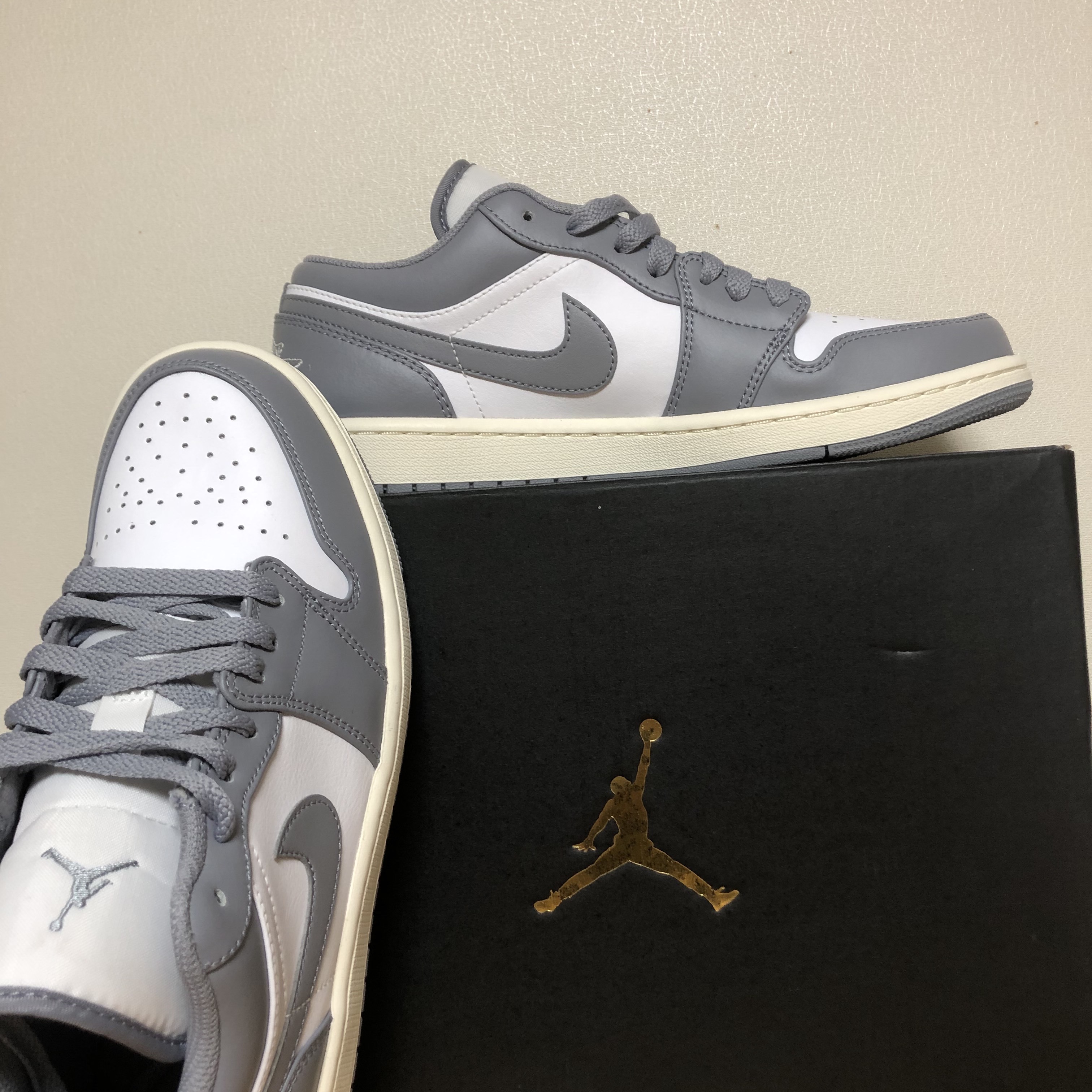 Jordan 1 Low Stealth and White 착용 스타일