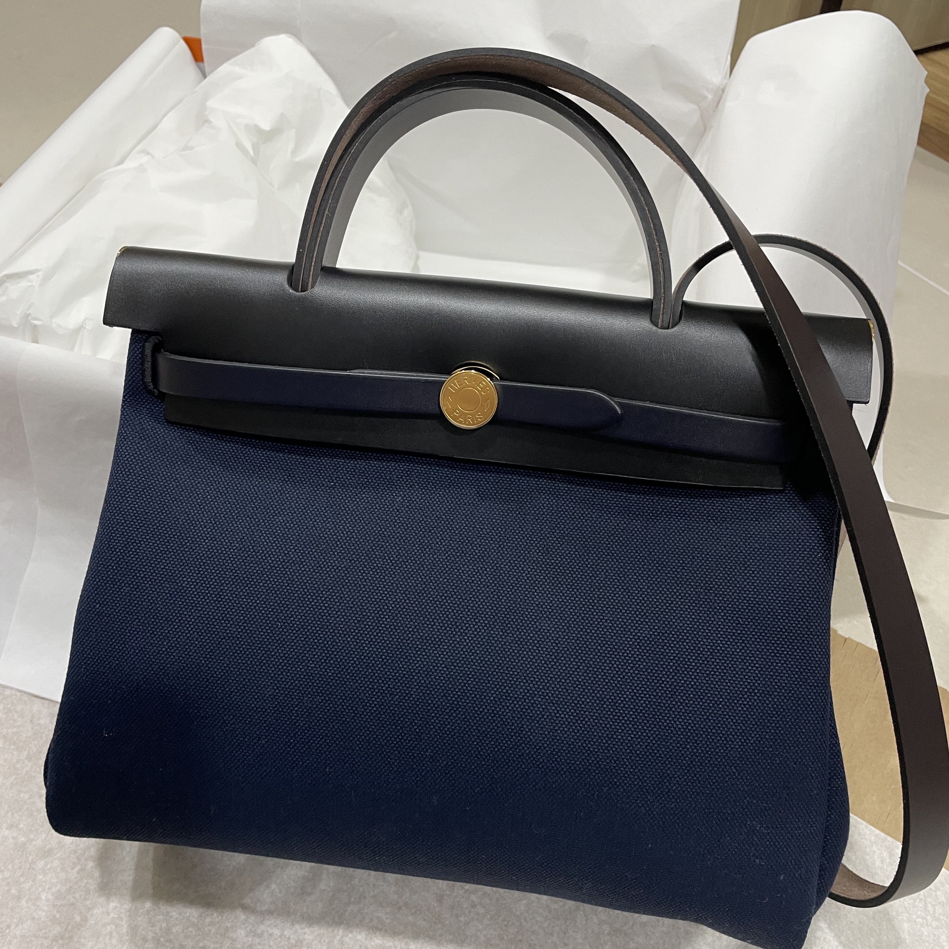 Hermes Herbag Zip 31 Bag Retourne Canvas & Gold Bleu Marine Ebene Noir Bleu Indigo 착용 스타일 - 1
