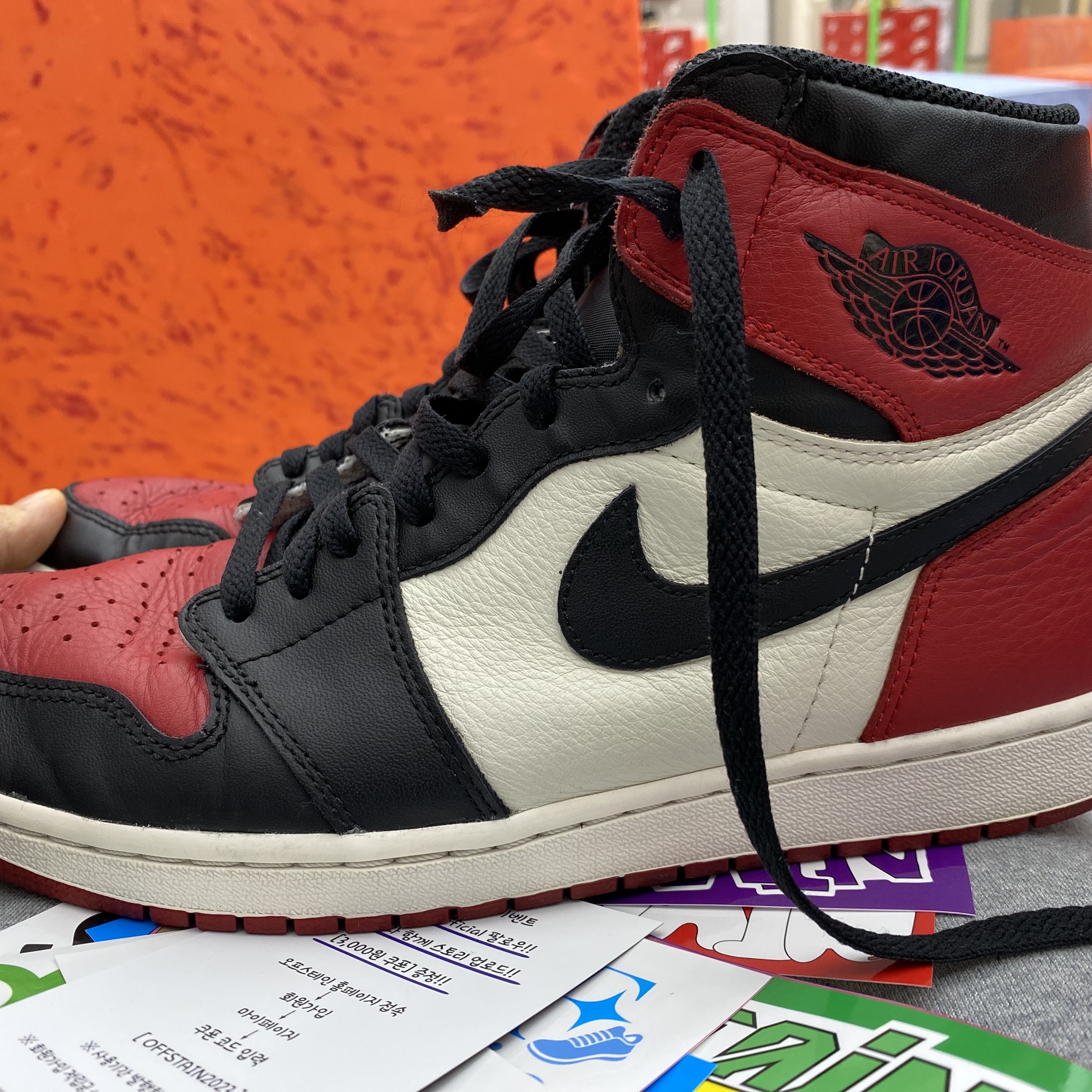 Jordan 1 Retro High OG Bred Toe, Nike NRG Solo Swoosh Fleece Pants Dark Grey Heather - US/EU 착용 스타일 - 3