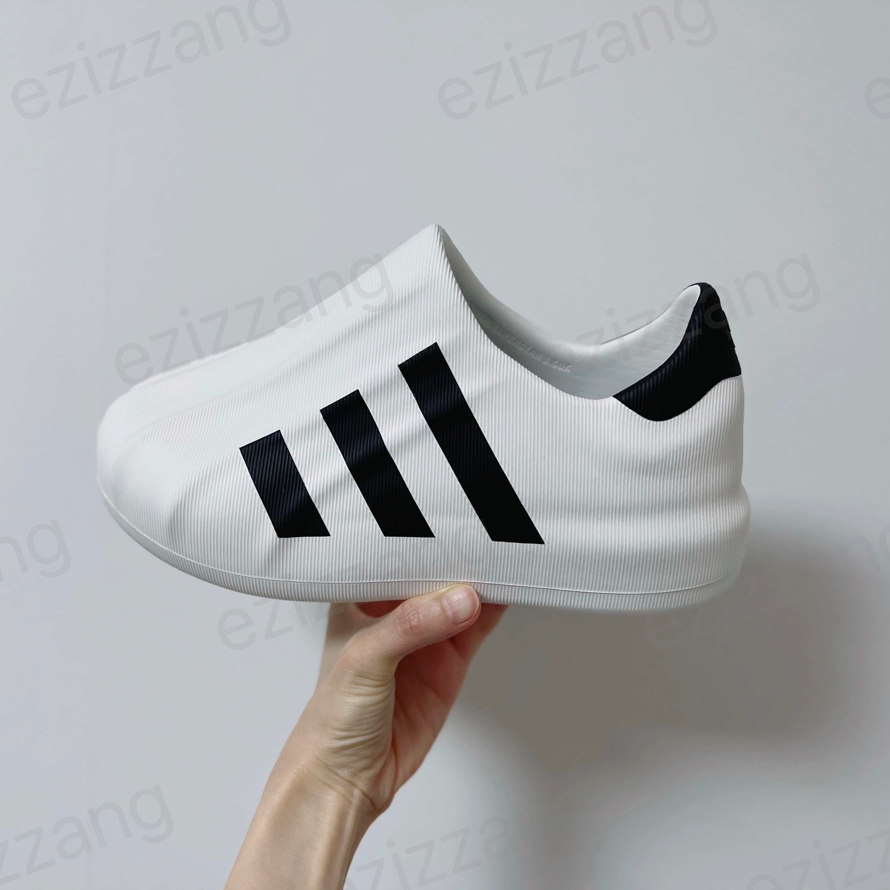 Adidas Adifom Superstar Core White 착용 스타일 - 2