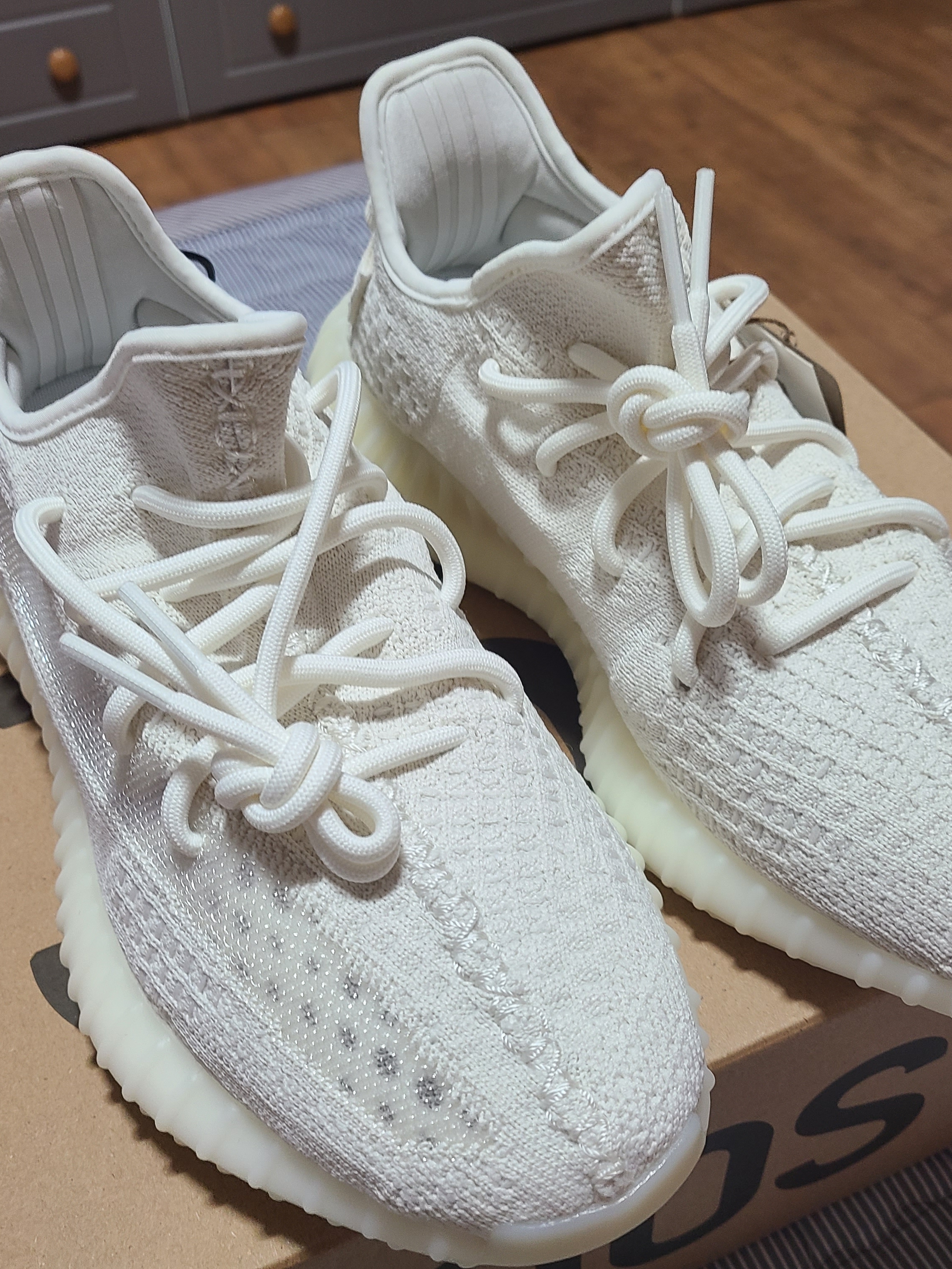 Adidas Yeezy Boost 350 V2 Bone 착용 스타일 - 1