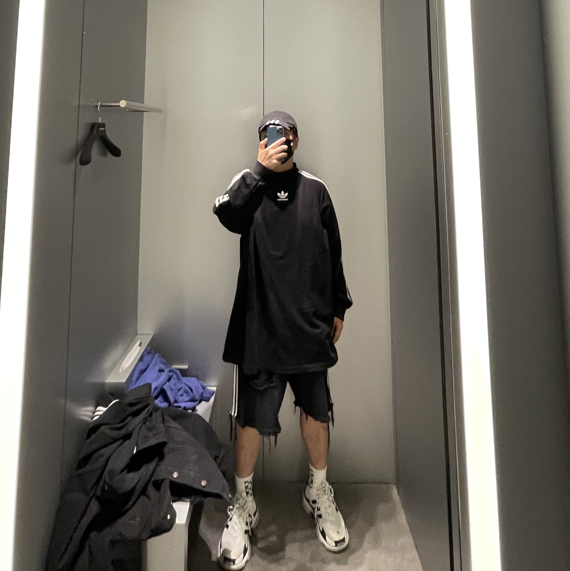 Balenciaga x Adidas Baggy Shorts Black, Balenciaga x Adidas Triple S Sneakers White Black 착용 스타일 - 3