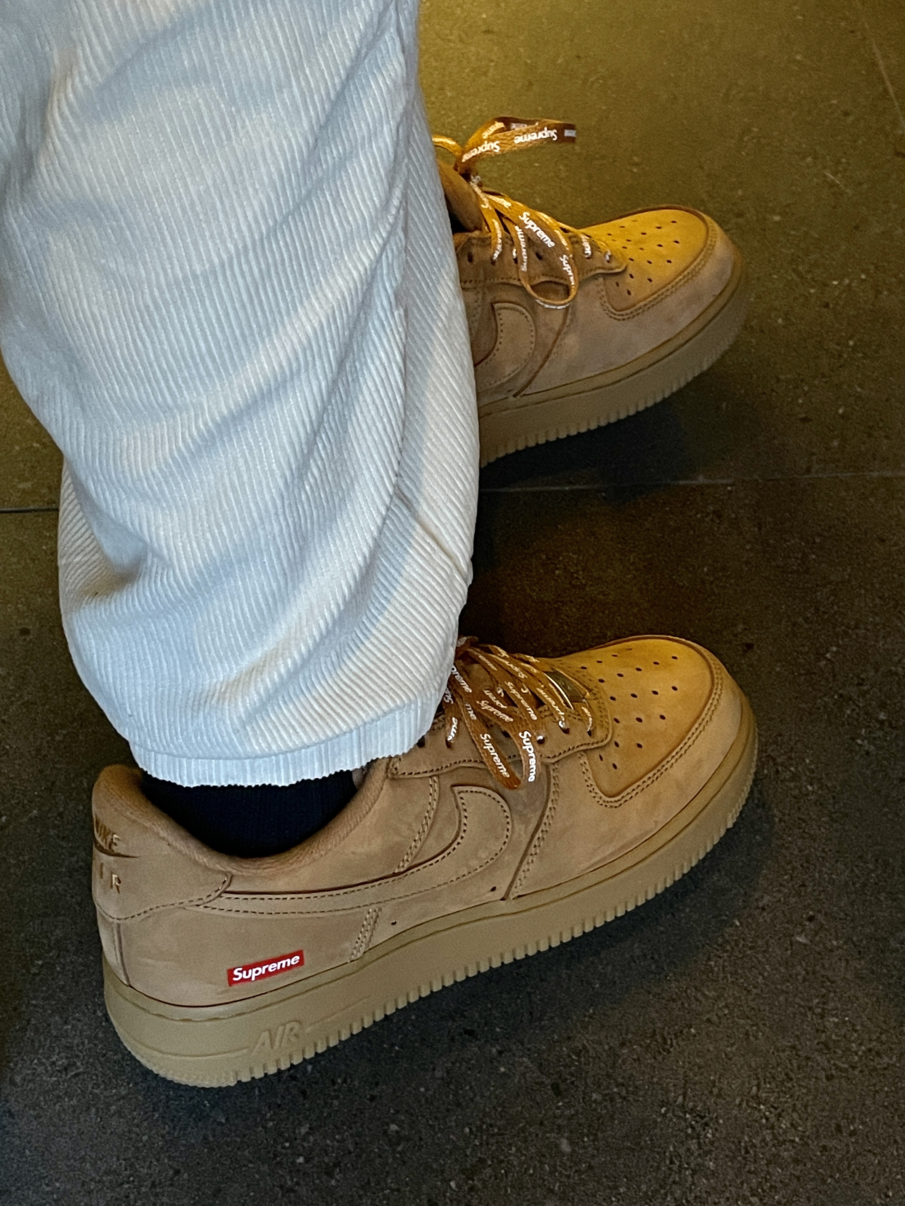 Nike x Supreme Air Force 1 Low Flax 착용 스타일