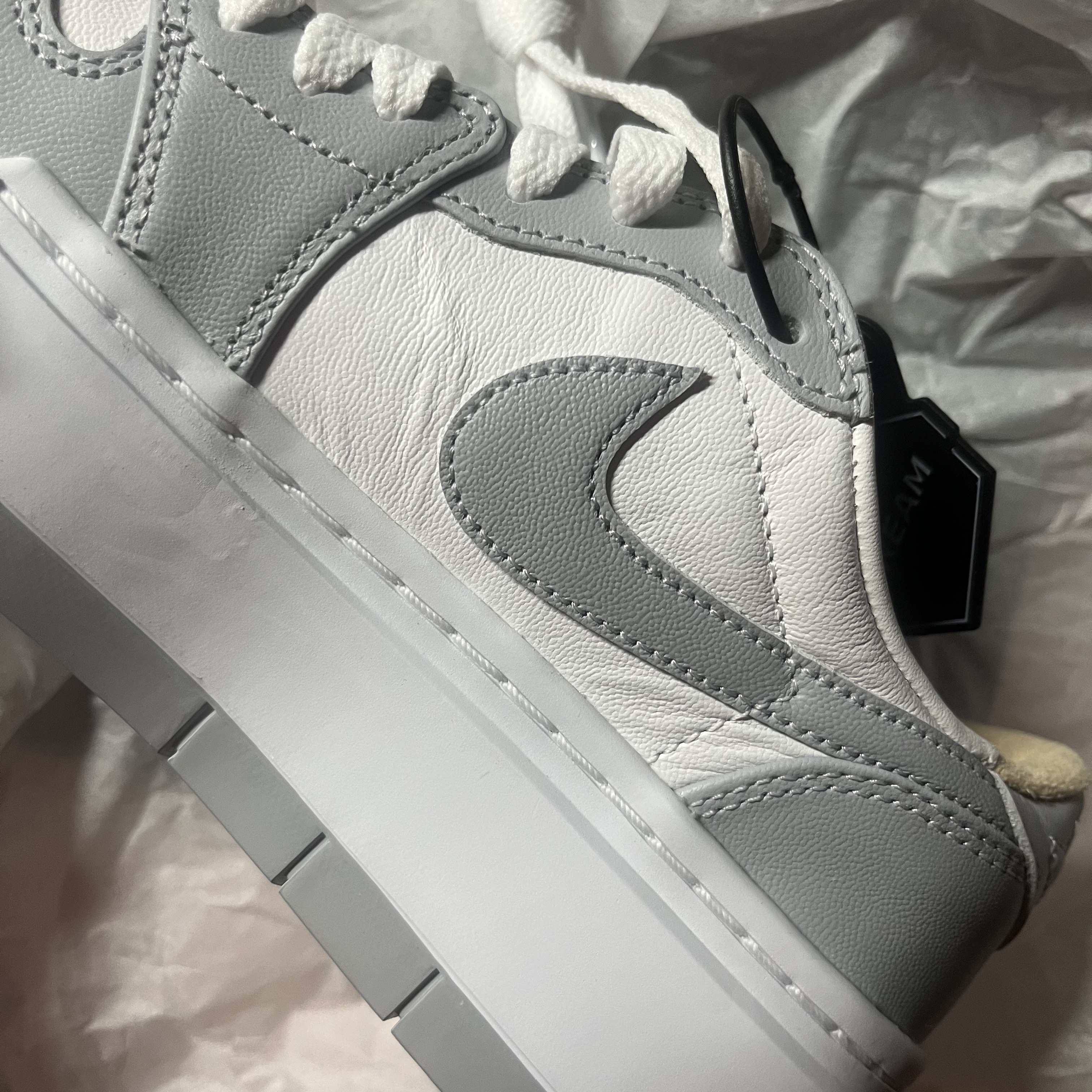(W) Jordan 1 Elevate Low White and Wolf Grey 착용 스타일 - 2
