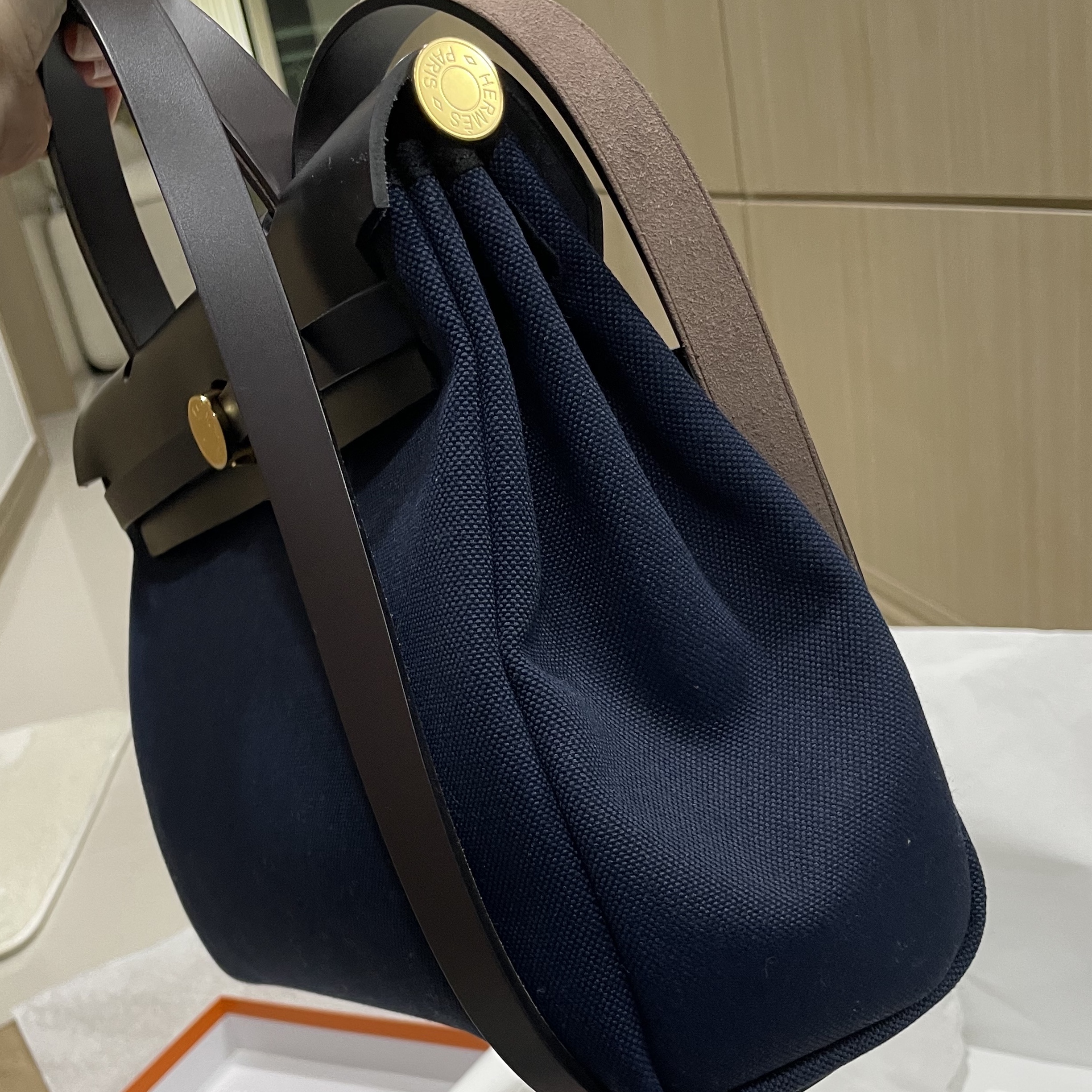 Hermes Herbag Zip 31 Bag Retourne Canvas & Gold Bleu Marine Ebene Noir Bleu Indigo 착용 스타일 - 2