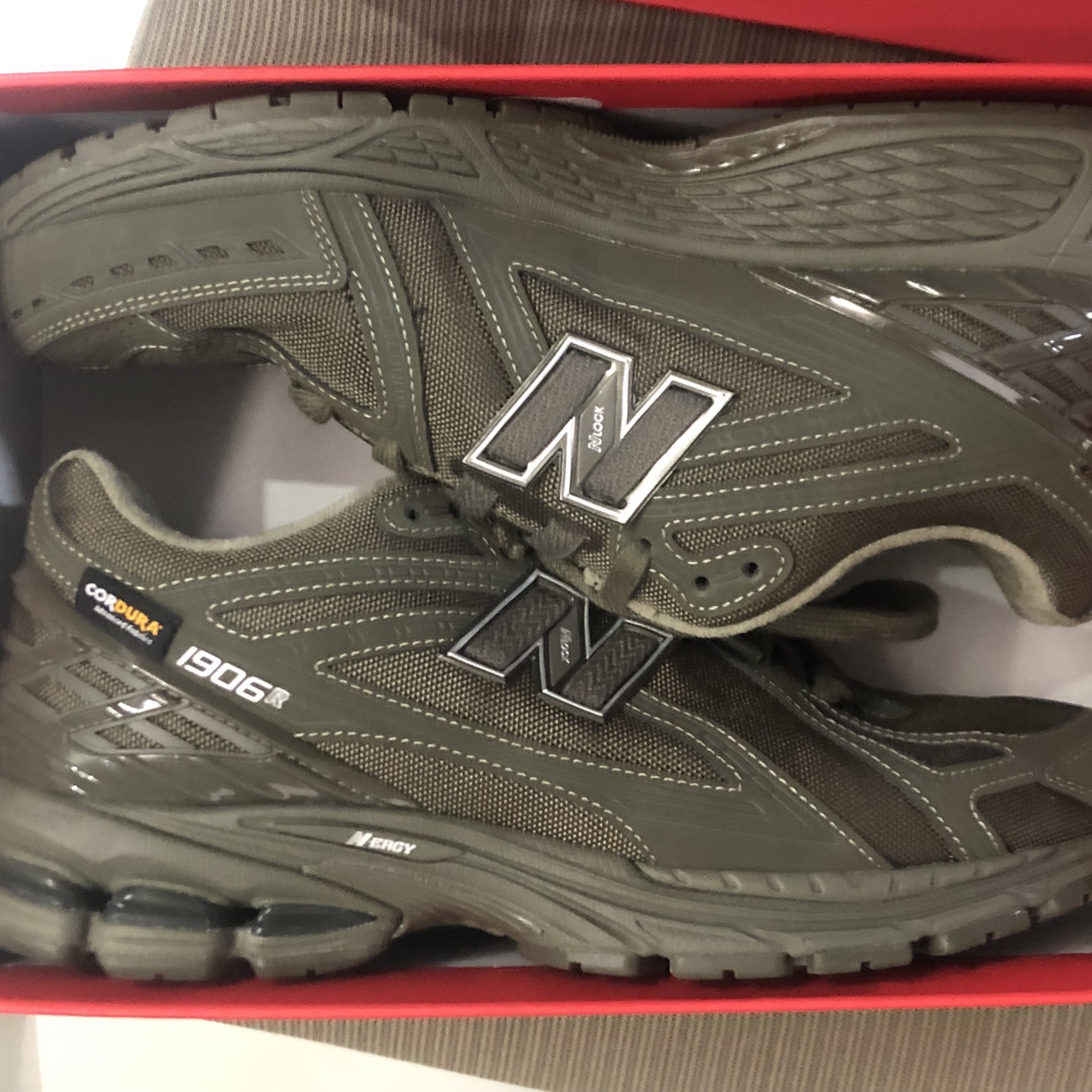 New Balance 1906R Olive 착용 스타일