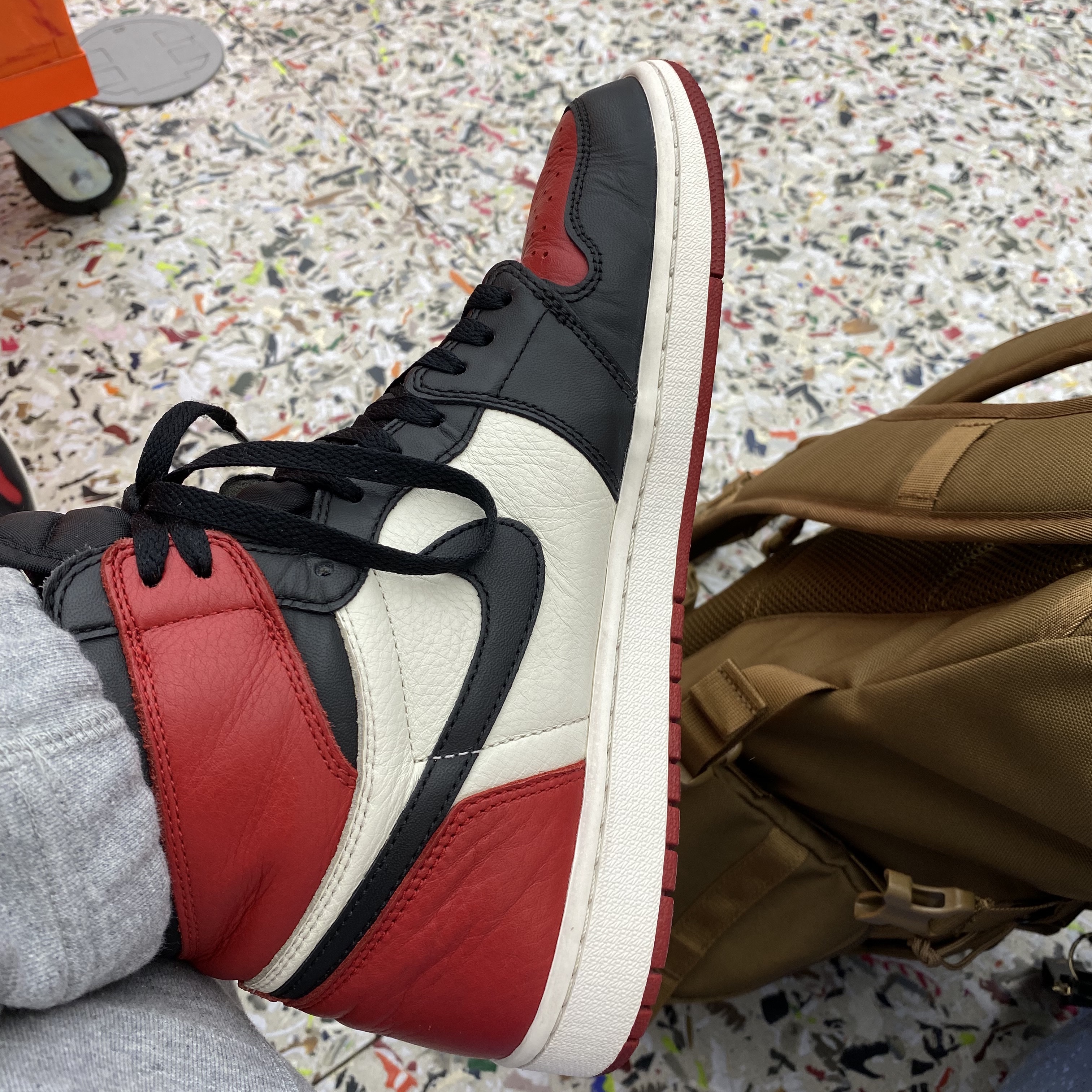 Jordan 1 Retro High OG Bred Toe, Nike NRG Solo Swoosh Fleece Pants Dark Grey Heather - US/EU 착용 스타일 - 2