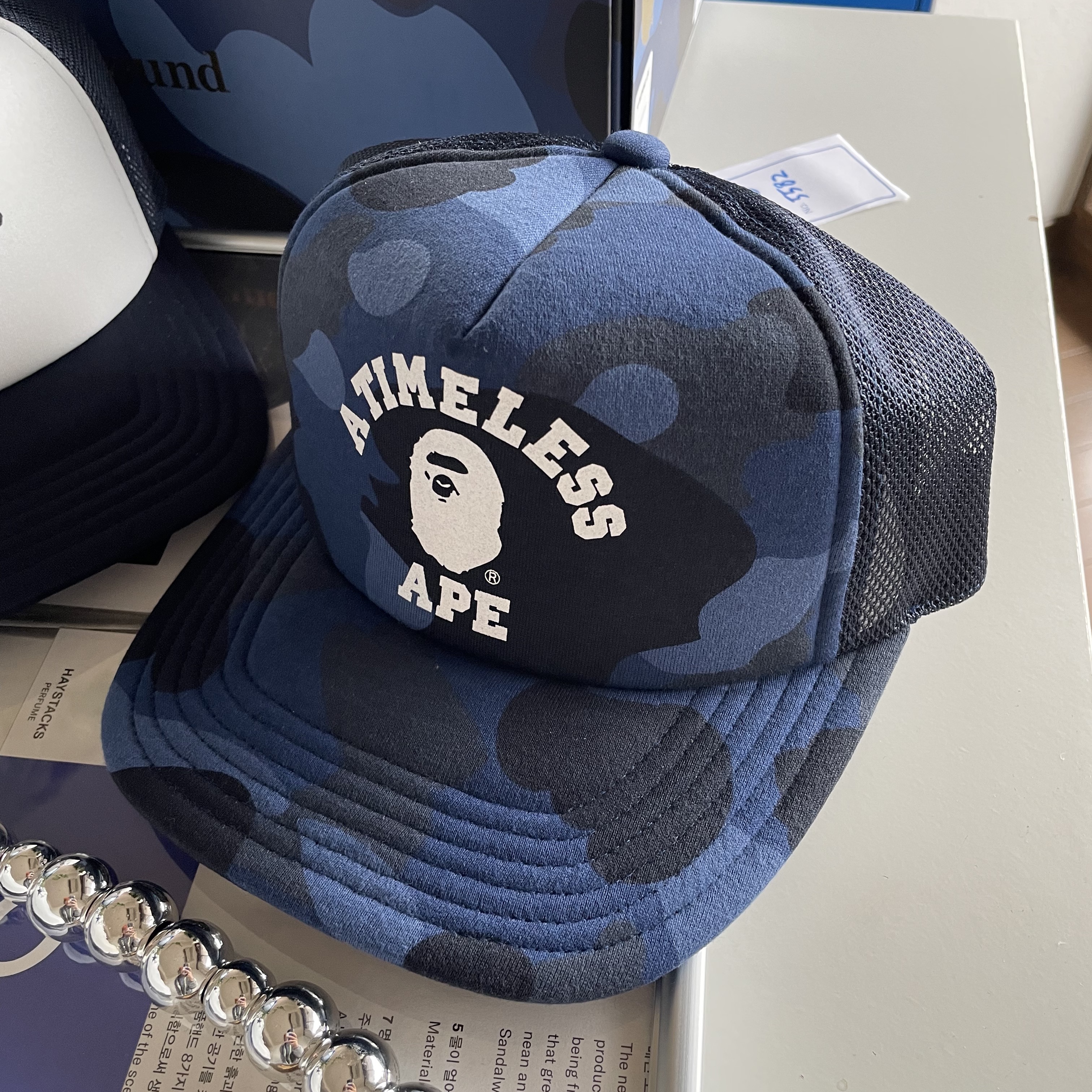 BAPE x JJJJound Bape Sta Low White Navy, BAPE x JJJJound Color Camo College Mesh Cap Navy 착용 스타일 - 4
