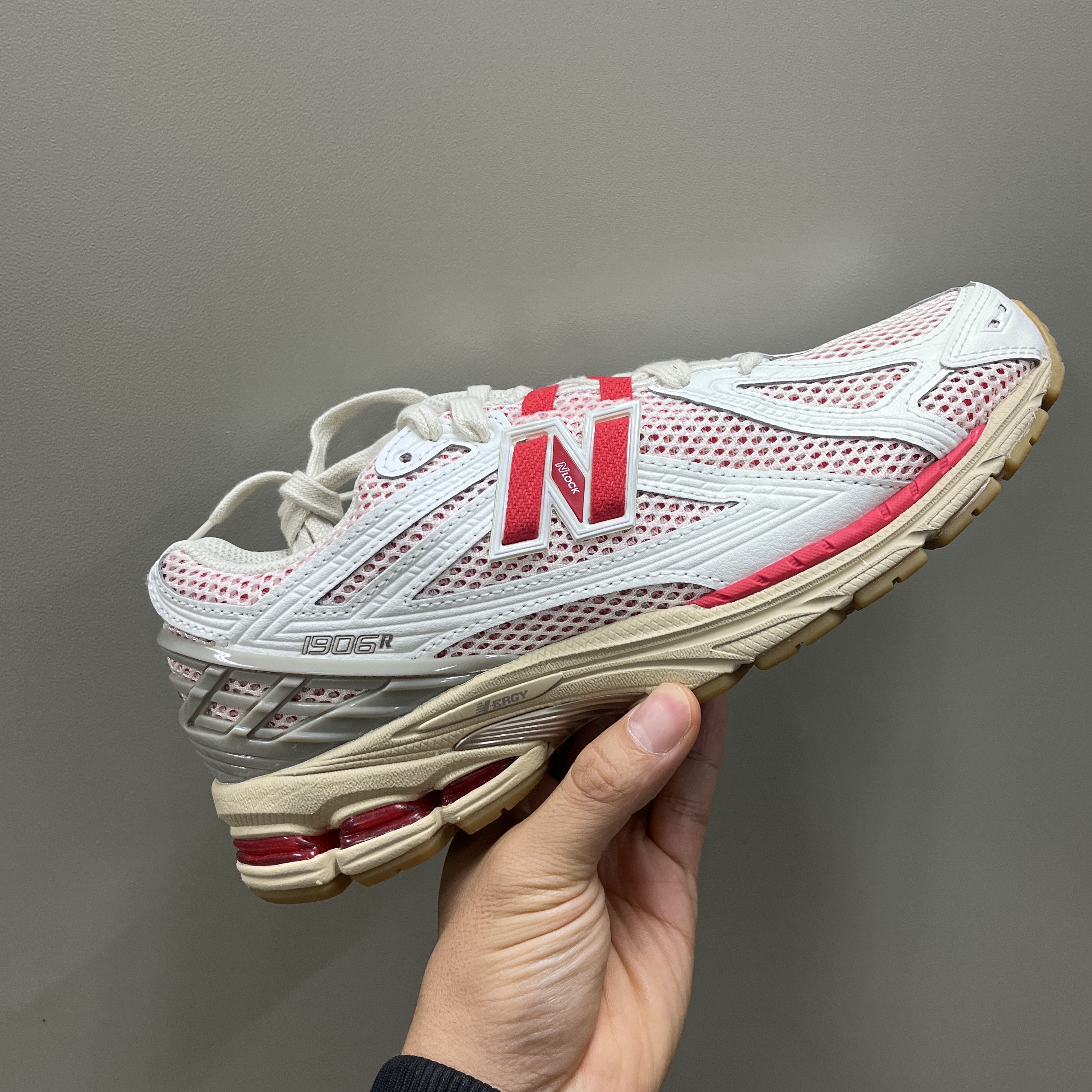 New Balance 1906R White Red 착용 스타일