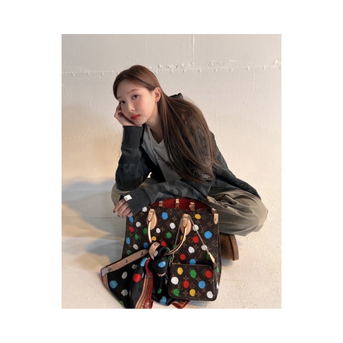Louis Vuitton x YK Twist MM Red White, Louis Vuitton x YK Capucines MM Black 착용 스타일 - 3