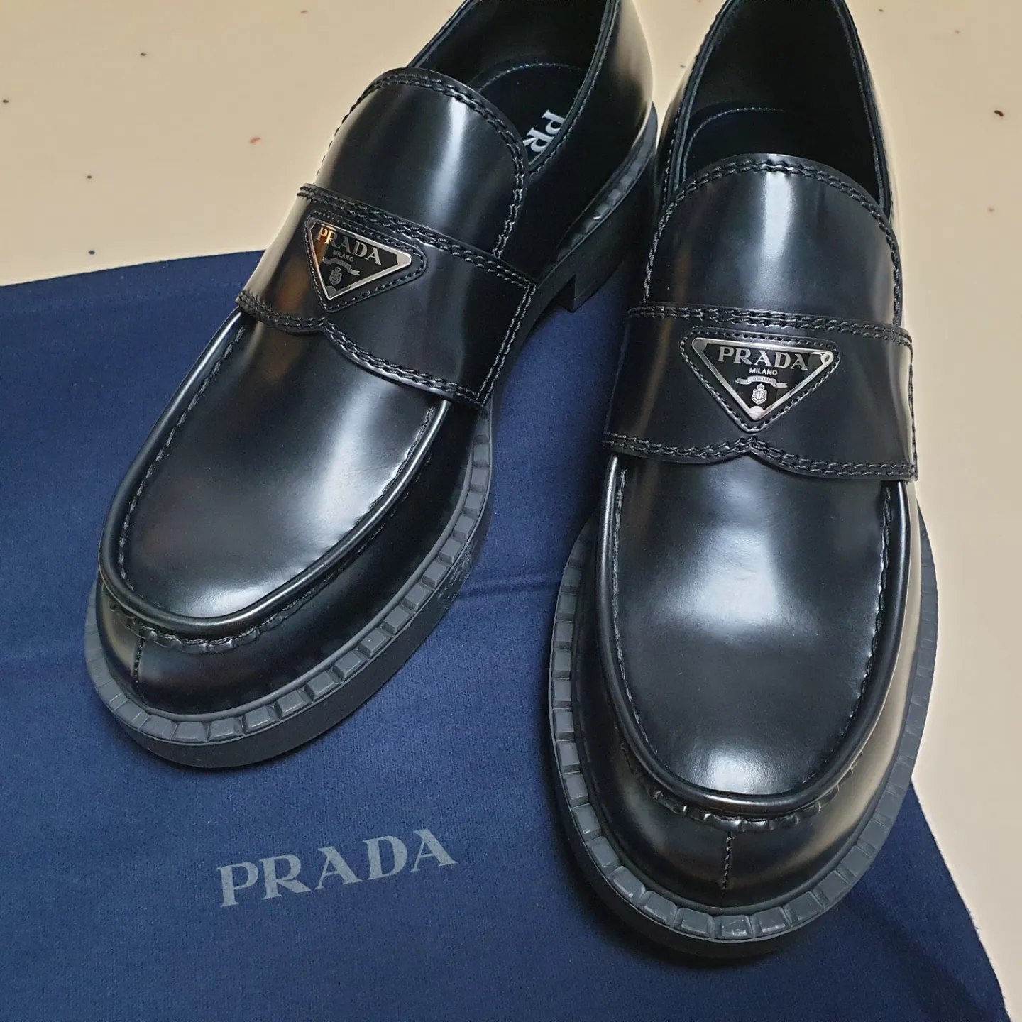 Prada Chocolate Brushed Leather Loafers Black 착용 스타일 - 1
