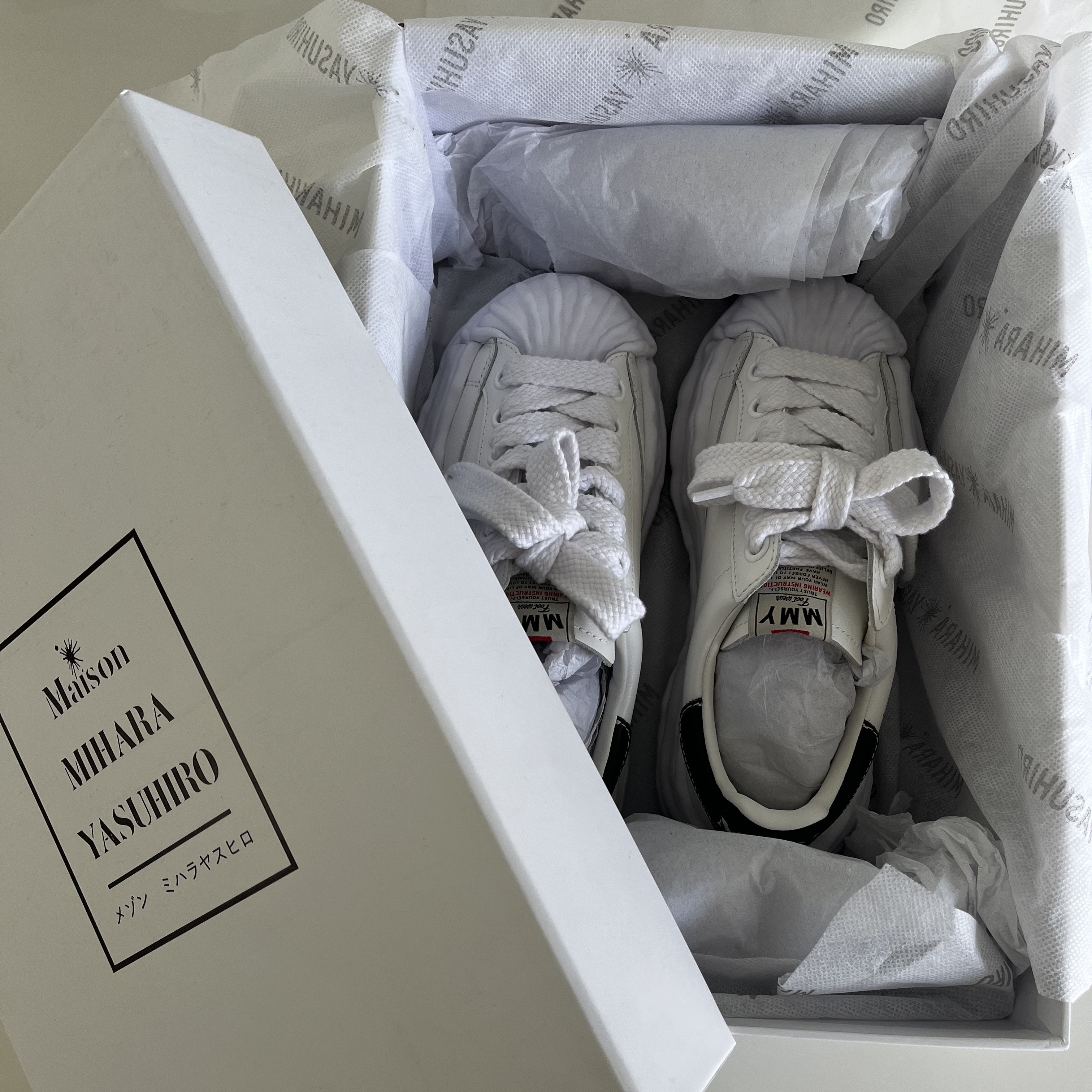 Maison Mihara Yasuhiro Blakey OG Sole Canvas Low-top Sneakers White 착용 스타일 - 2