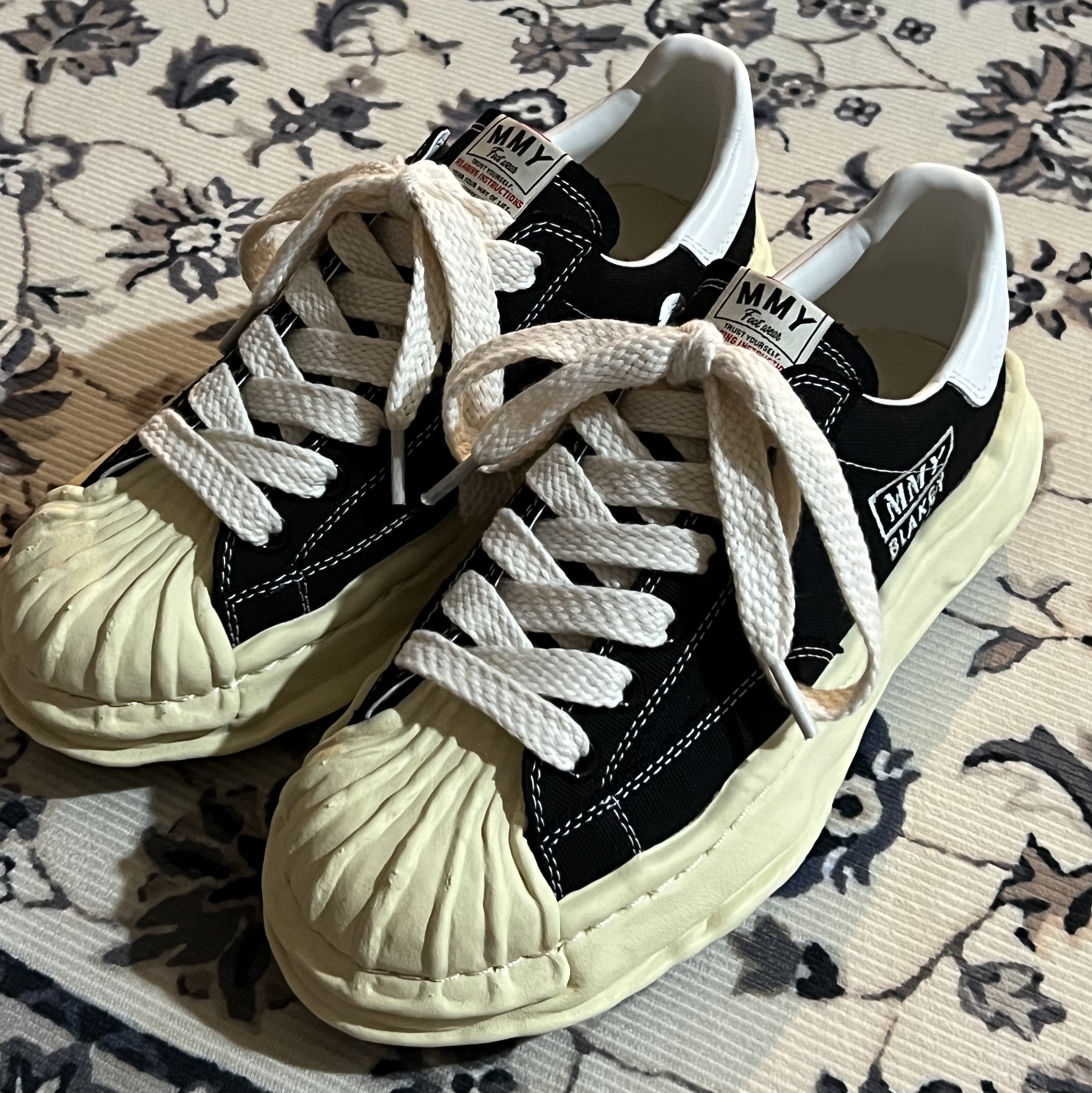 Maison Mihara Yasuhiro Blakey VL OG Sole Canvas Low-top Sneakers Black, Maison Mihara Yasuhiro Blakey OG Sole Canvas Low-top Sneakers Black White 착용 스타일 - 5