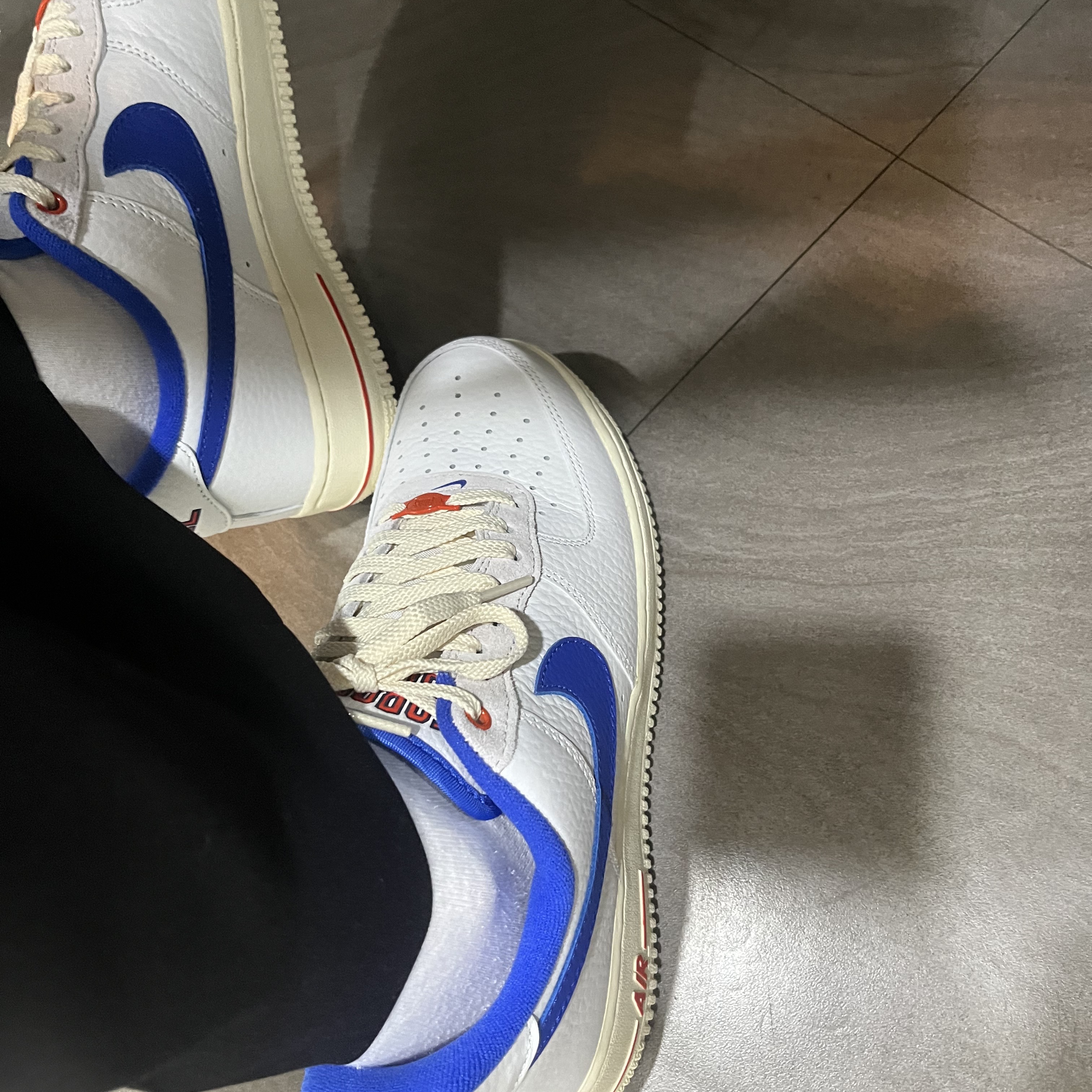 (W) Nike Air Force 1 '07 LX University Blue and Summit White 착용 스타일