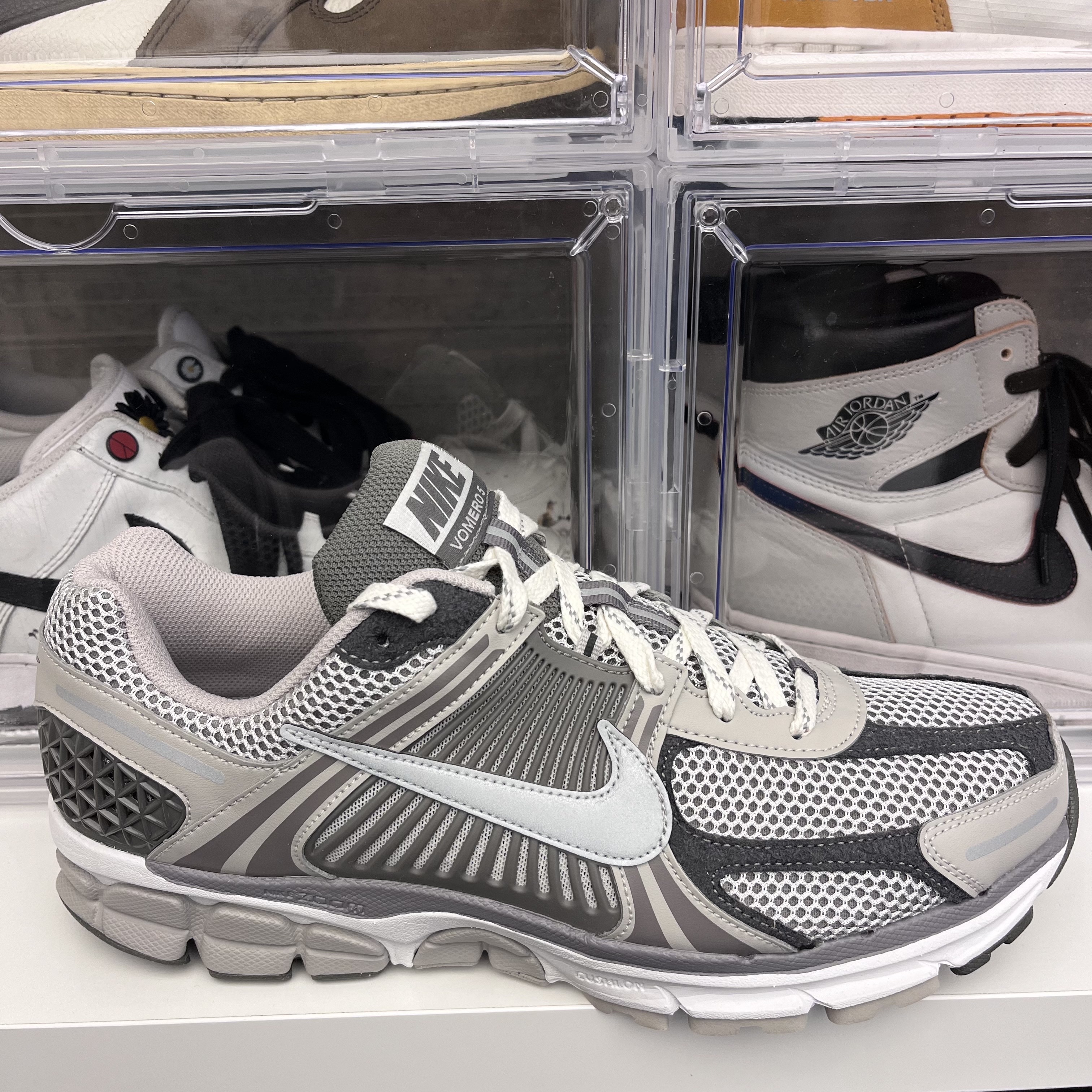 Nike Zoom Vomero 5 PRM Light Iron Ore and Flat Fewter 착용 스타일 - 2