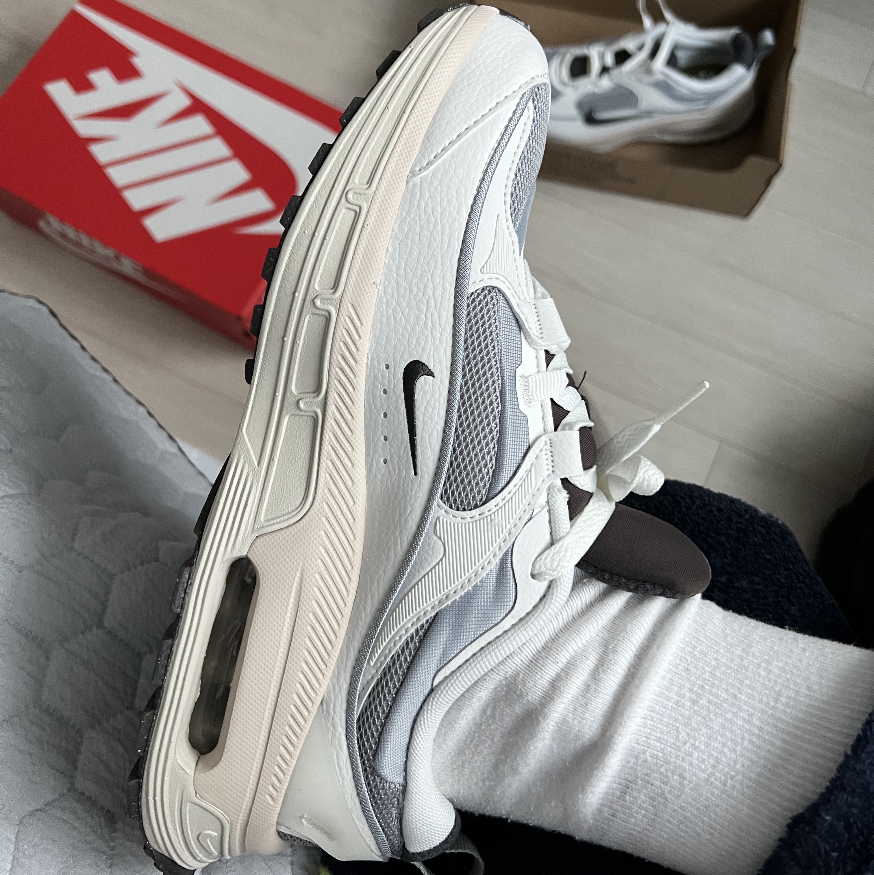 (W) Nike Air Max Bliss Next Nature Wolf Grey 착용 스타일 - 4