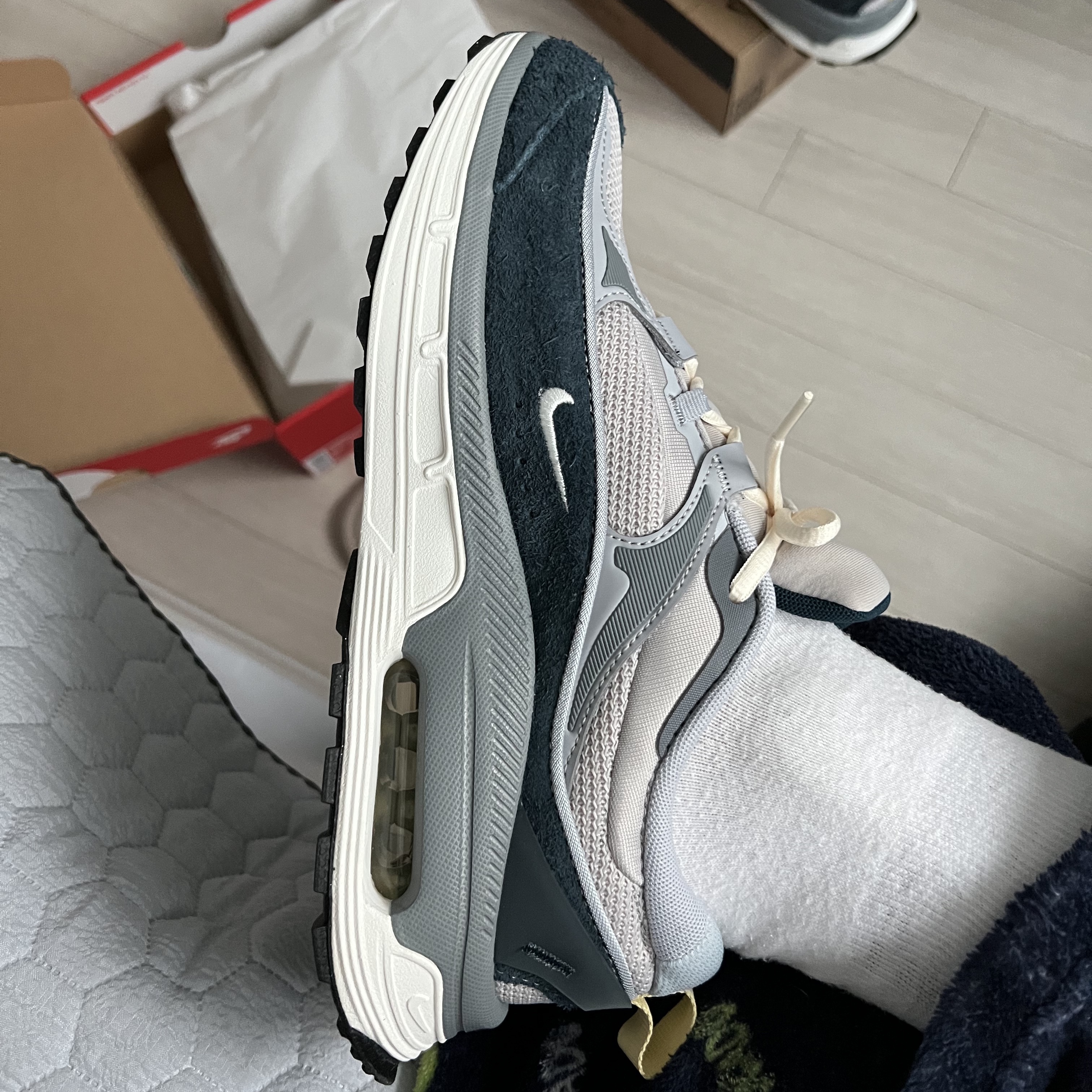 (W) Nike Air Max Bliss Light Iron Ore Armory Navy 착용 스타일 - 4