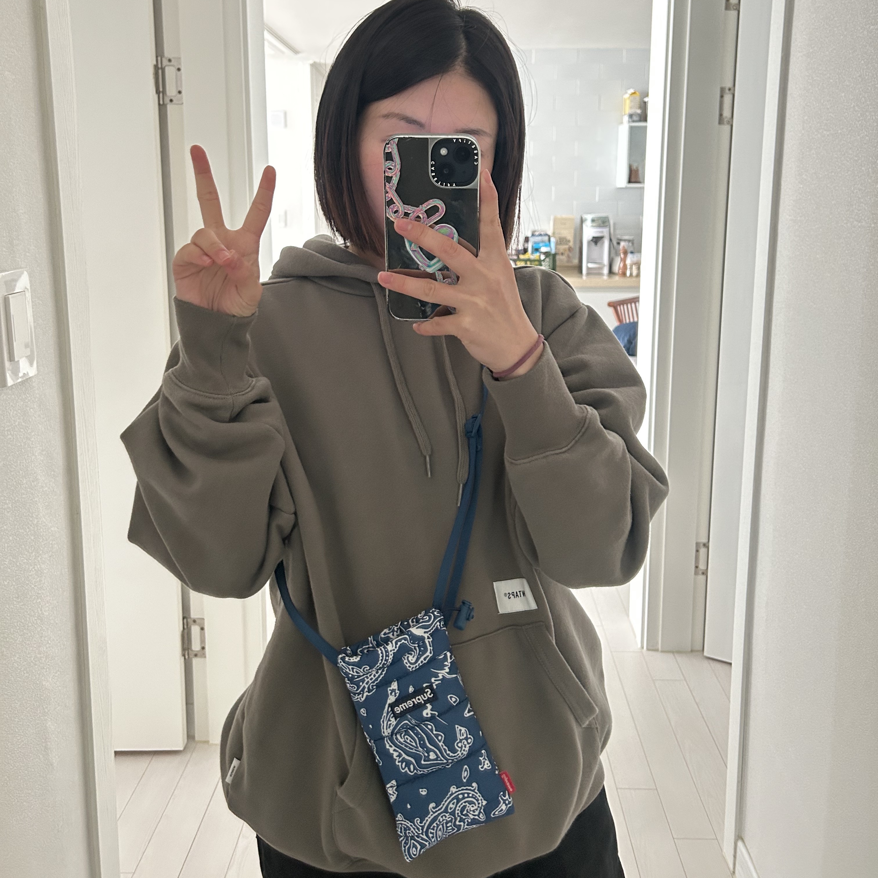 Supreme Puffer Neck Pouch Blue Paisley - 22FW, New Balance x JJJJound 990v3 Brown Black 착용 스타일 - 1