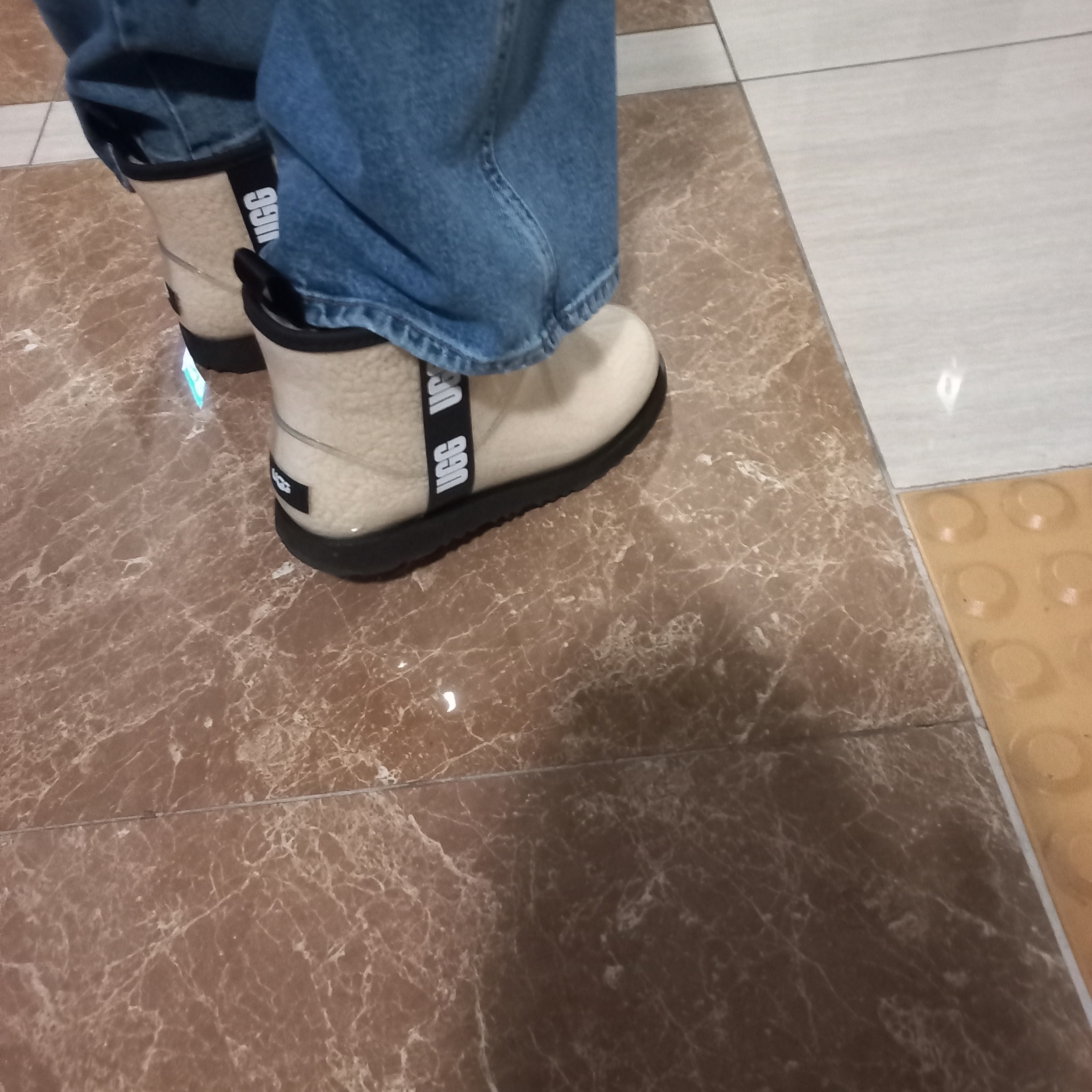 (Kids) UGG Classic Clear Mini II Natural Black 착용 스타일